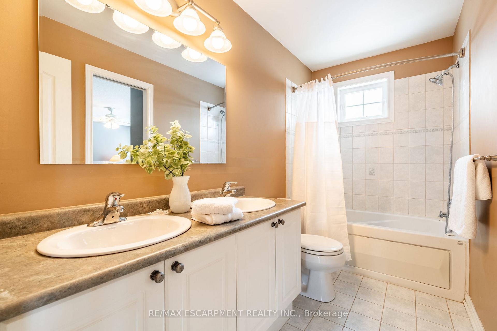 Photo 19 of 65 Goldenview Court, Hamilton, Waterdown — HOMEH