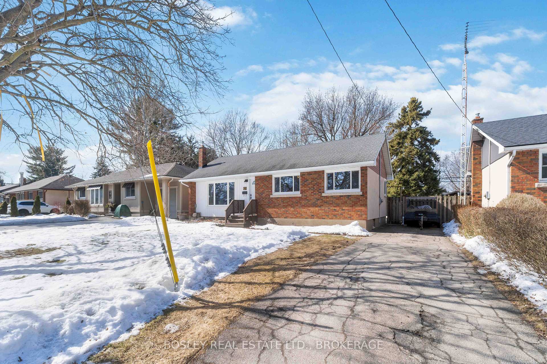 Photo 5 of 49 Aquadale Drive, St. Catharines, Lakeshore — HOMEH