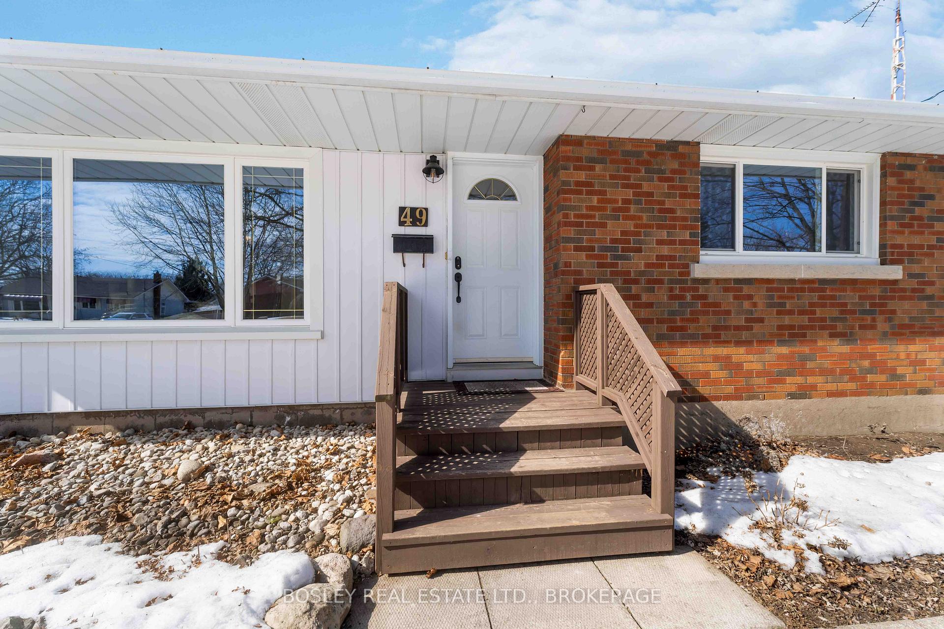Photo 4 of 49 Aquadale Drive, St. Catharines, Lakeshore — HOMEH