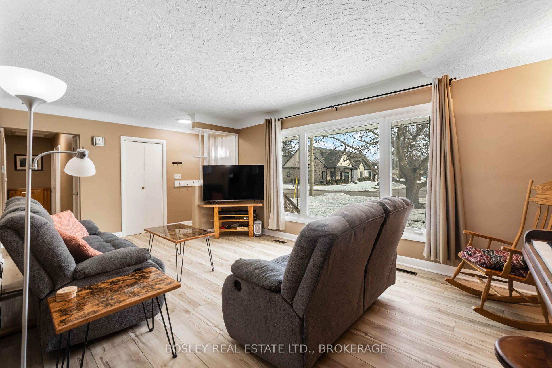 Photo 8 of 49 Aquadale Drive, St. Catharines, Lakeshore — HOMEH