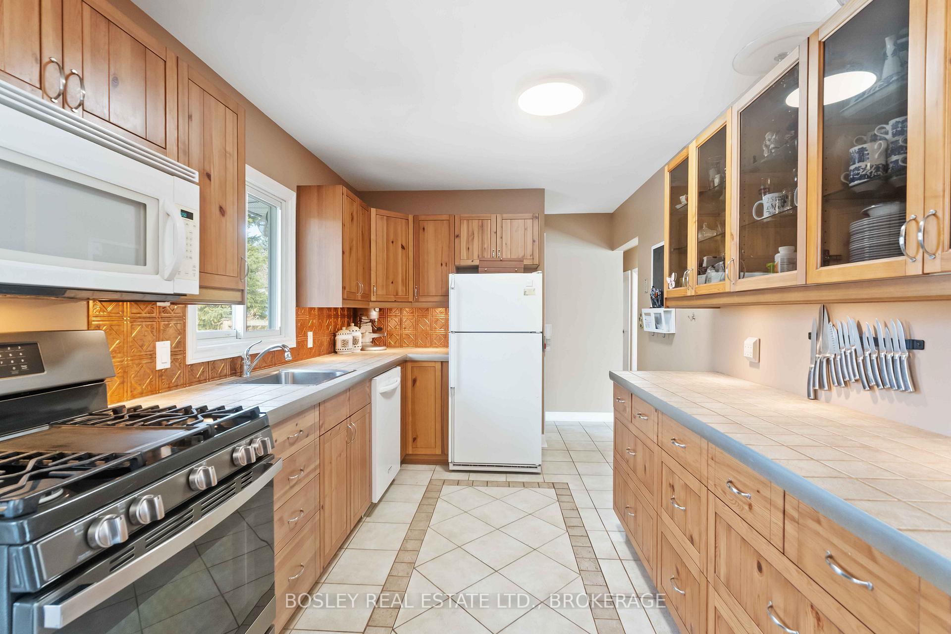 Photo 10 of 49 Aquadale Drive, St. Catharines, Lakeshore — HOMEH