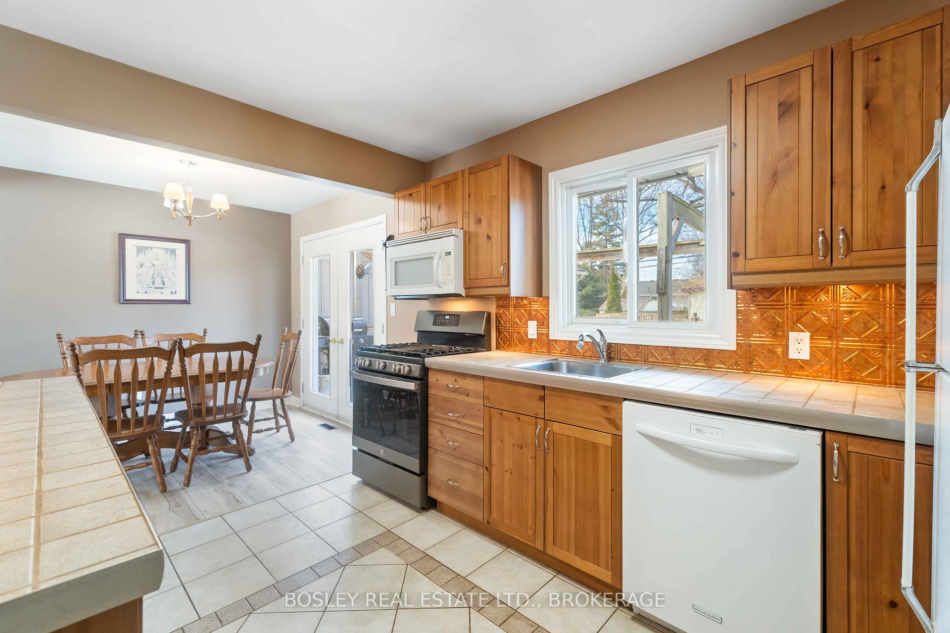 Photo 17 of 49 Aquadale Drive, St. Catharines, Lakeshore — HOMEH