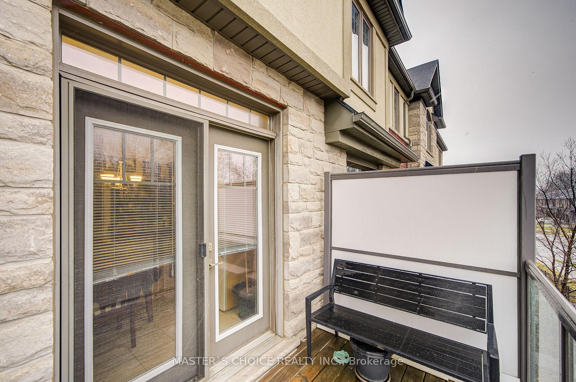 Photo 2 of 9 Andruss Lane, Hamilton, Ancaster — HOMEH