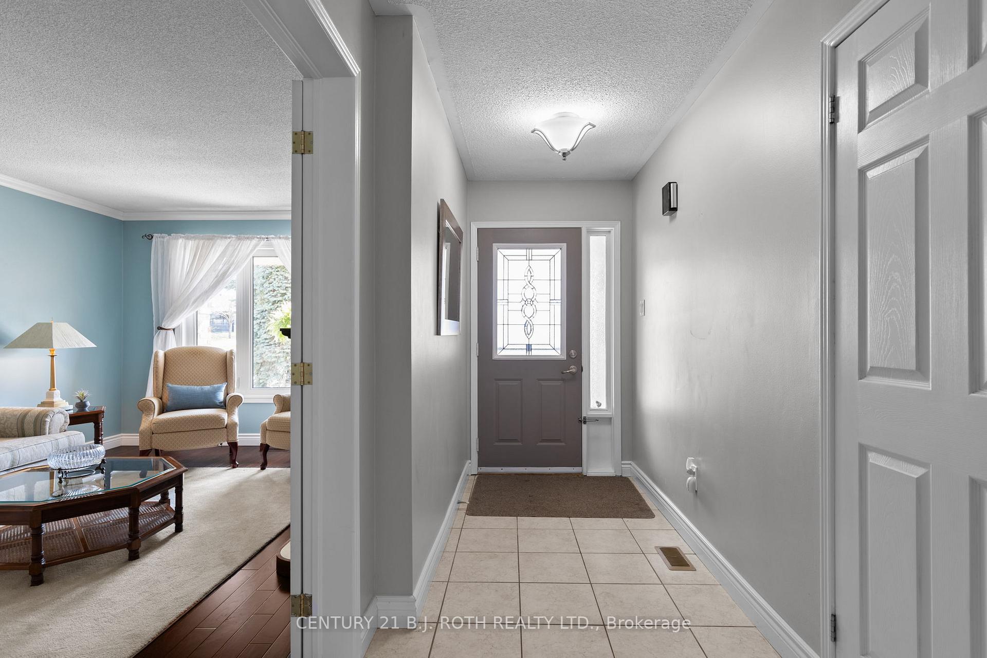 Photo 3 of 18 Irwin Drive, Barrie, Northwest — HOMEH