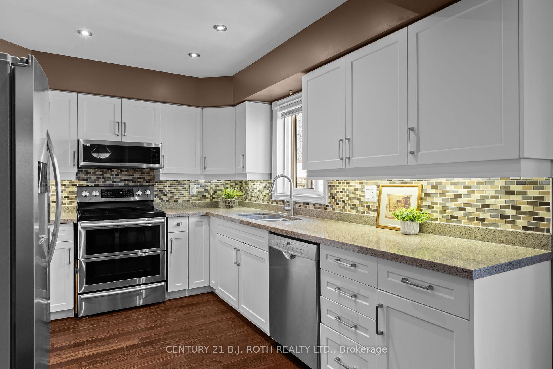 Photo 5 of 18 Irwin Drive, Barrie, Northwest — HOMEH