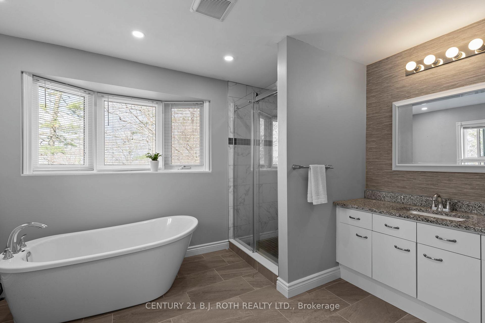 Photo 11 of 18 Irwin Drive, Barrie, Northwest — HOMEH