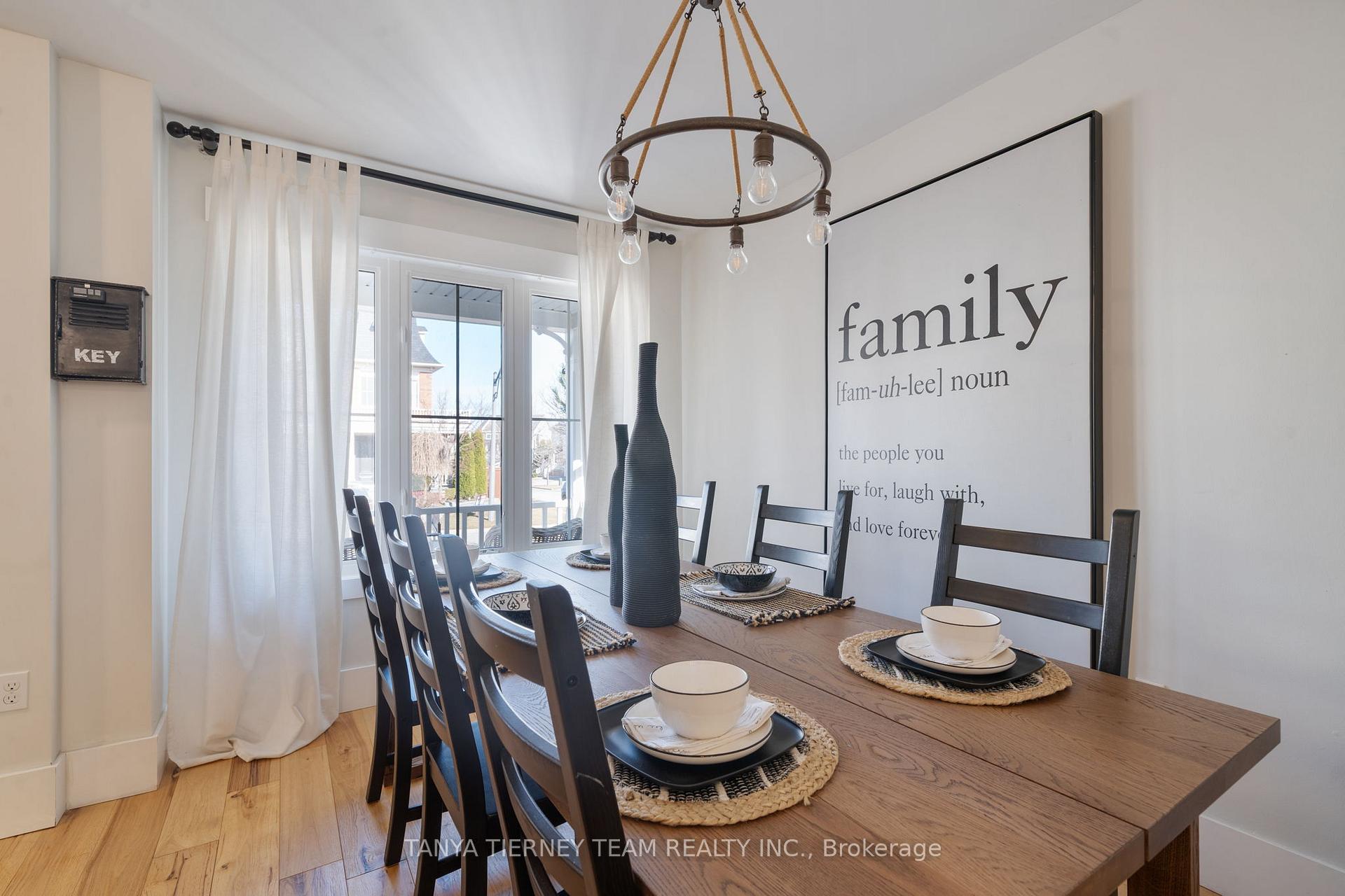Photo 5 of 45 Eastgate Circle, Whitby, Brooklin — HOMEH