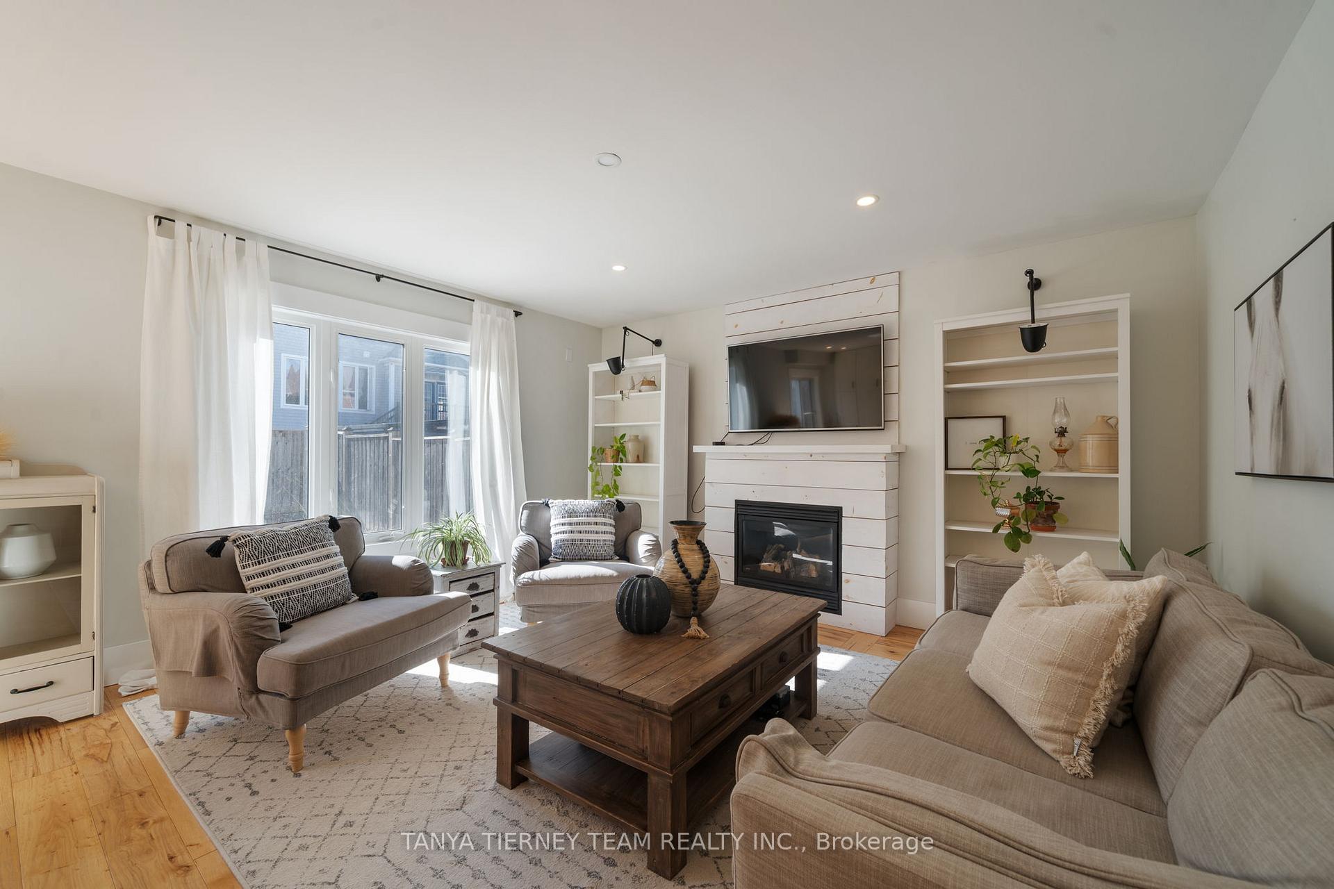 Photo 10 of 45 Eastgate Circle, Whitby, Brooklin — HOMEH