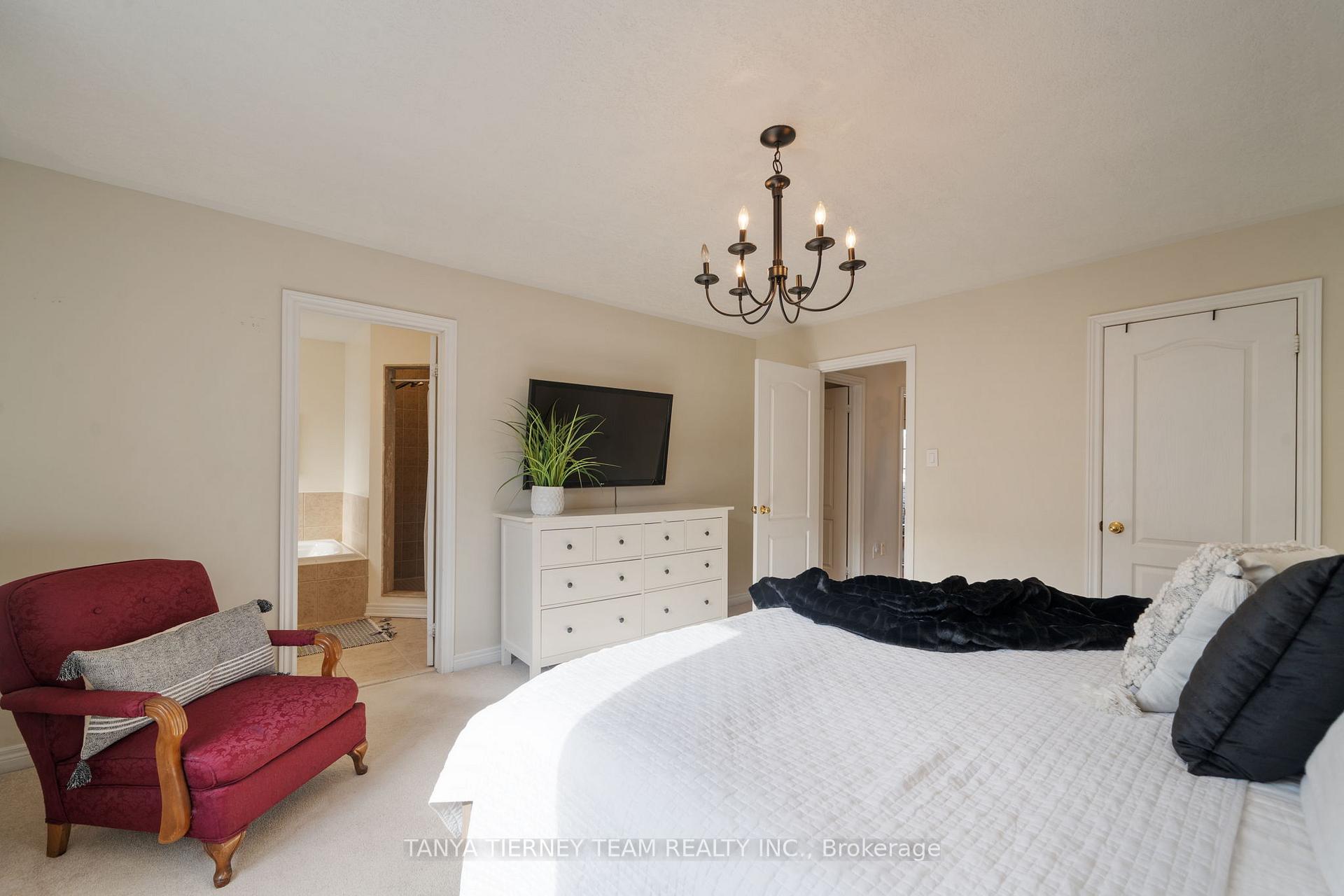 Photo 25 of 45 Eastgate Circle, Whitby, Brooklin — HOMEH