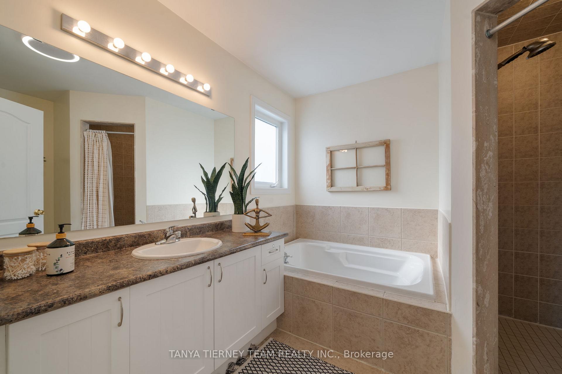 Photo 18 of 45 Eastgate Circle, Whitby, Brooklin — HOMEH