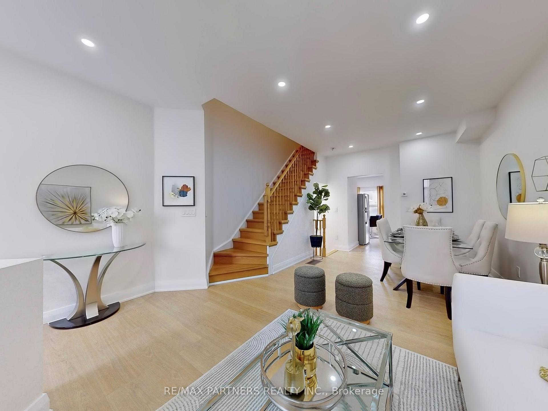 Photo 2 of 190 Bur Oak Avenue, Markham, Berczy — HOMEH