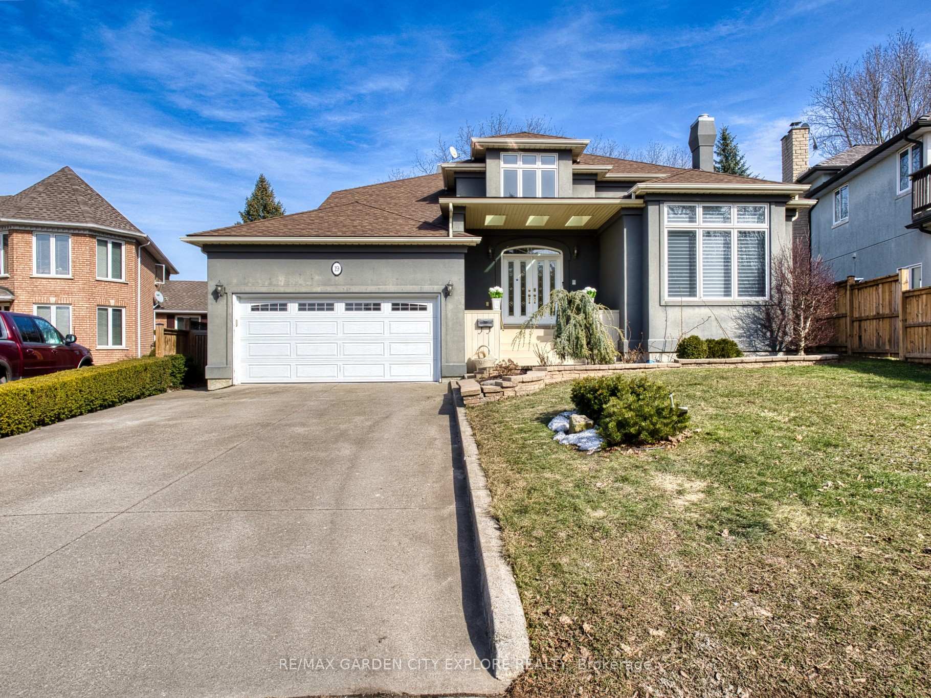 Photo 1 of 19 Southgate Circle, St. Catharines, Burleigh Hill — HOMEH