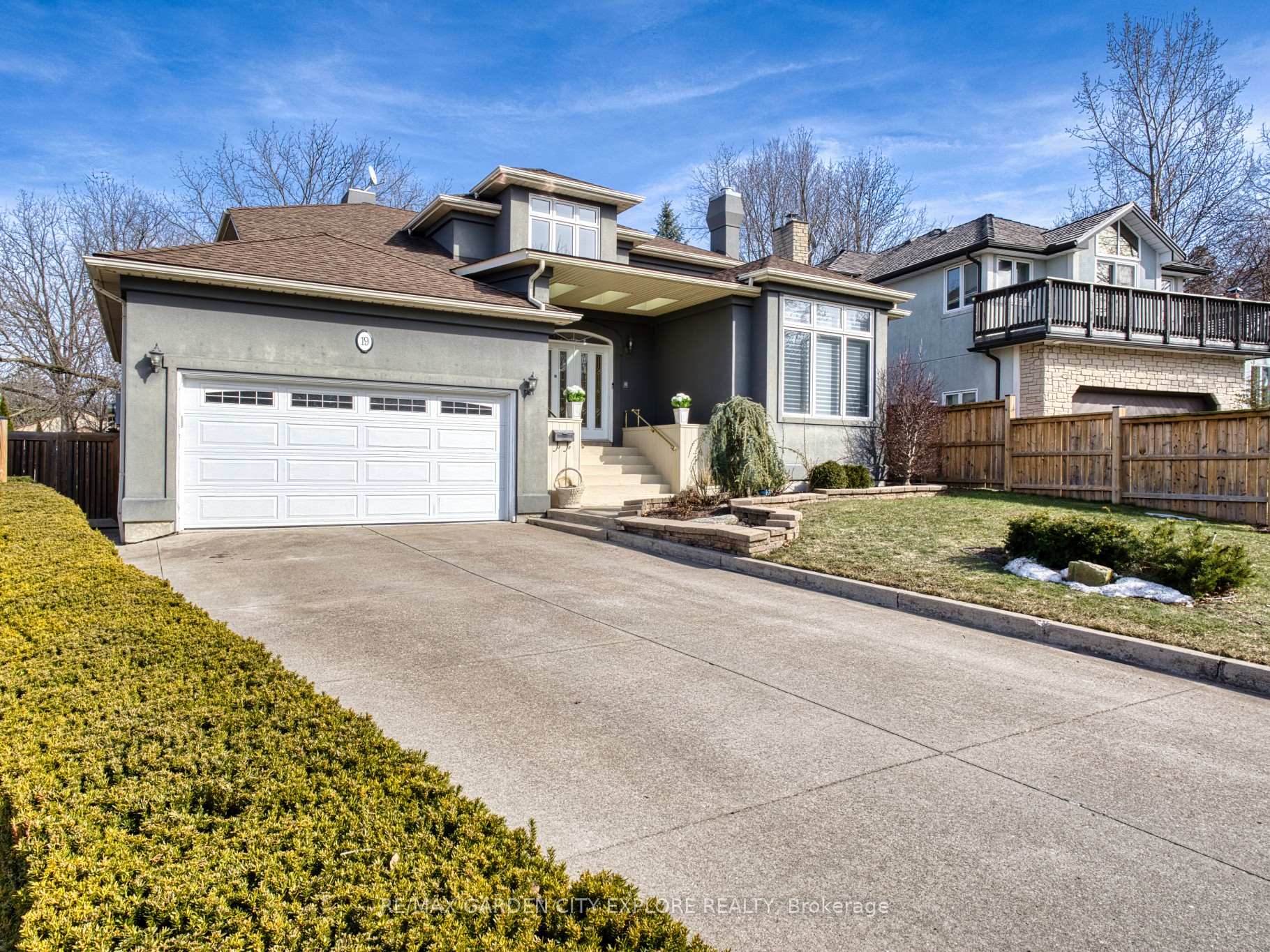 Photo 3 of 19 Southgate Circle, St. Catharines, Burleigh Hill — HOMEH