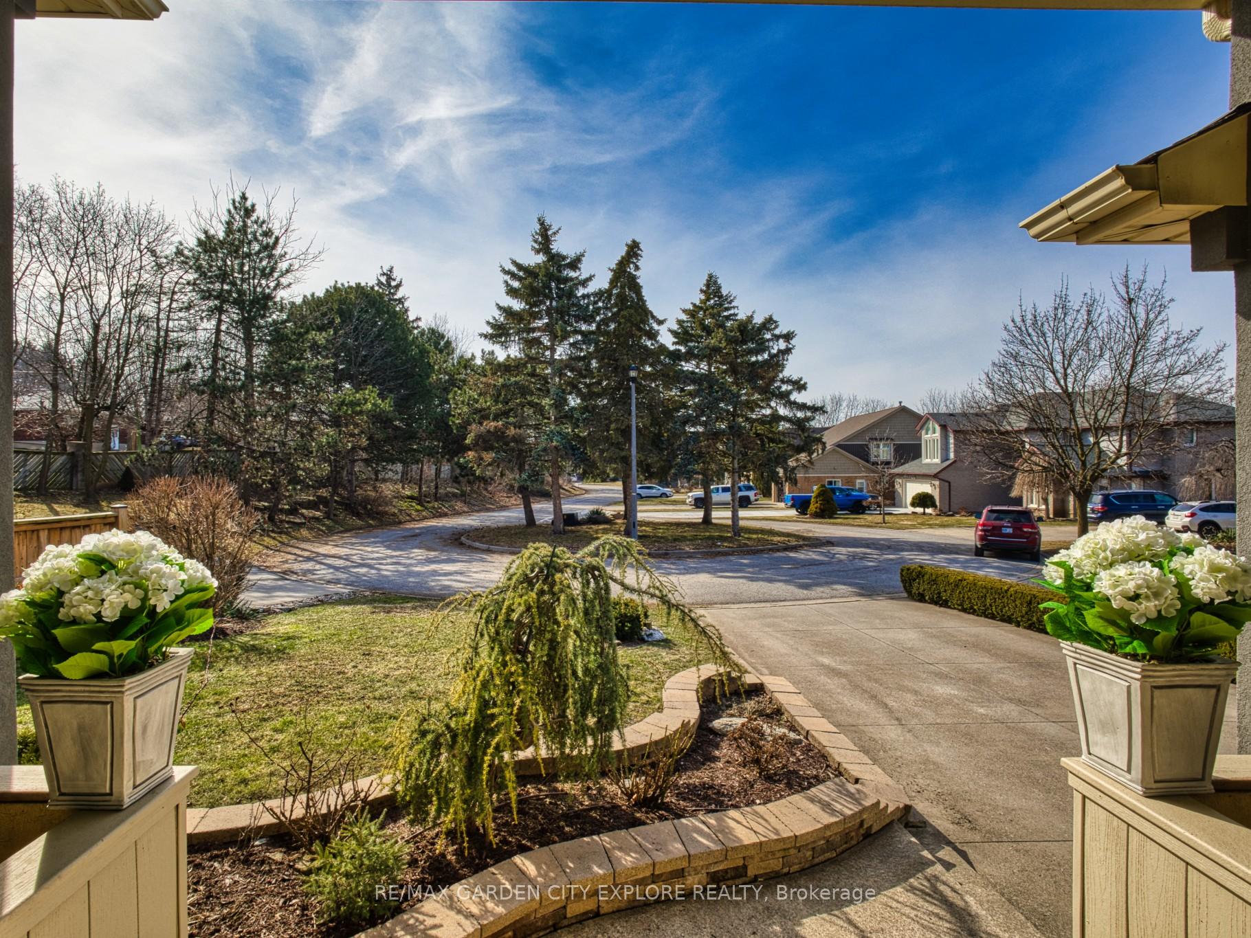 Photo 2 of 19 Southgate Circle, St. Catharines, Burleigh Hill — HOMEH