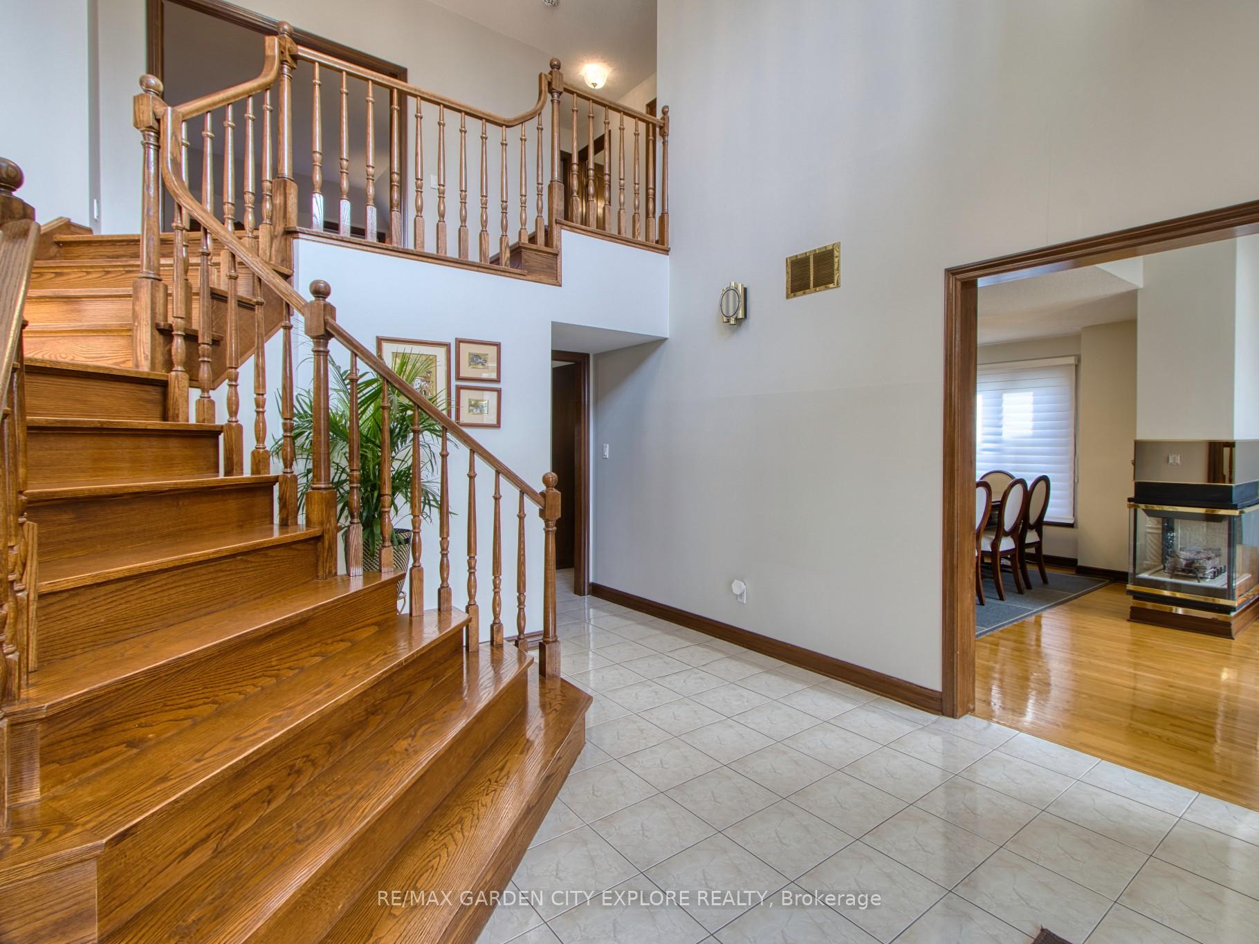 Photo 4 of 19 Southgate Circle, St. Catharines, Burleigh Hill — HOMEH