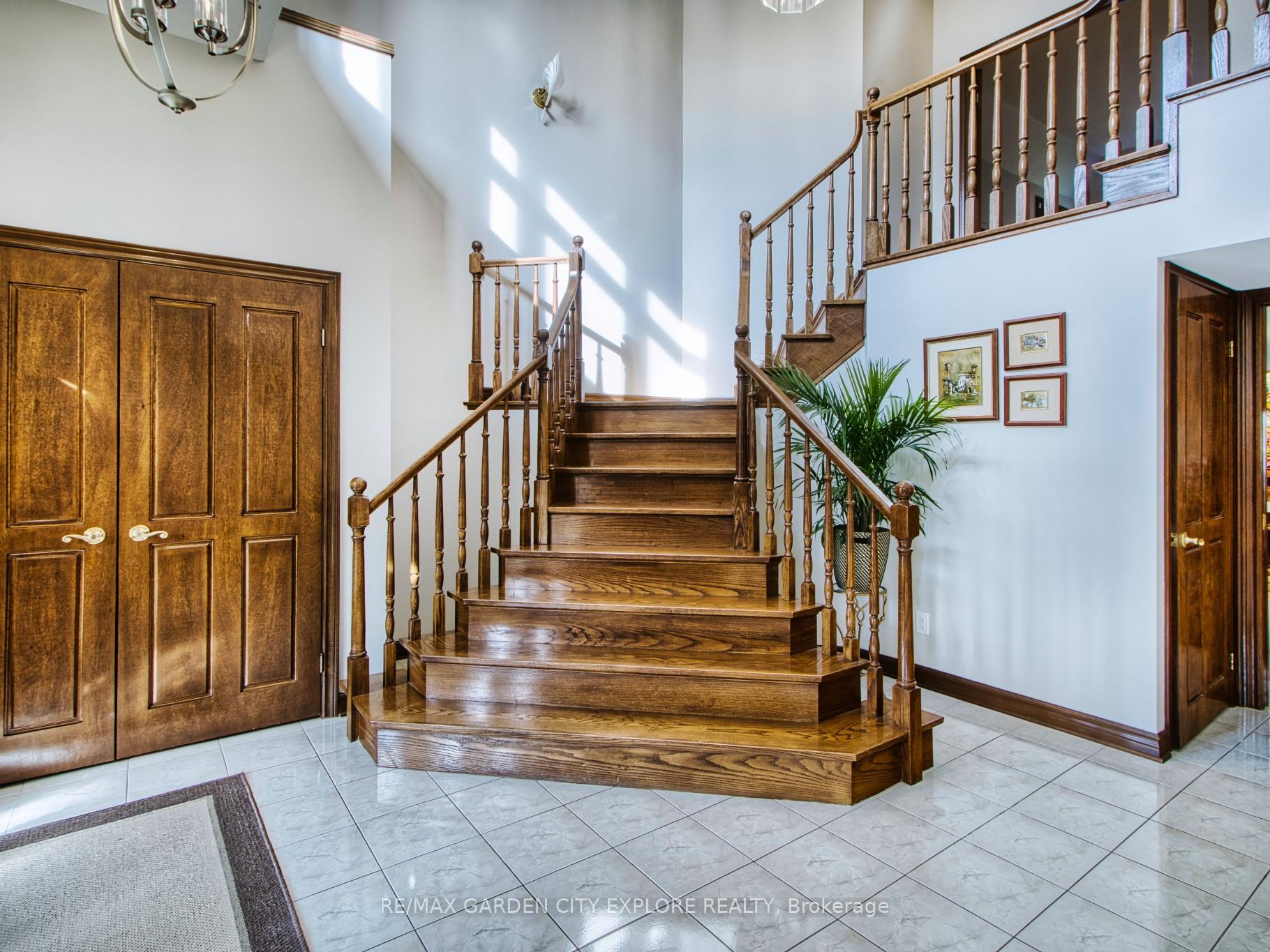 Photo 6 of 19 Southgate Circle, St. Catharines, Burleigh Hill — HOMEH