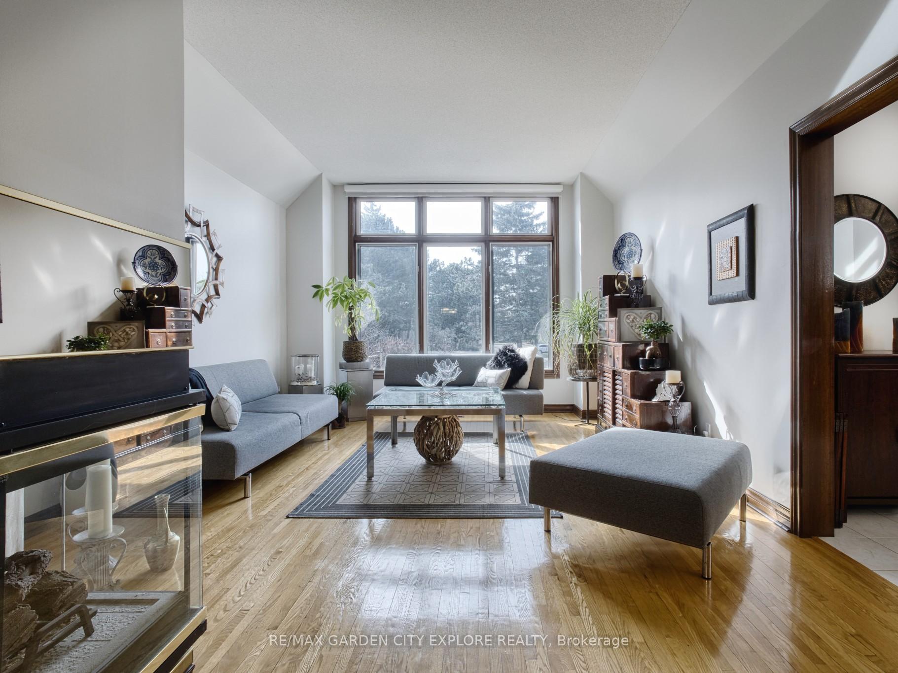 Photo 9 of 19 Southgate Circle, St. Catharines, Burleigh Hill — HOMEH