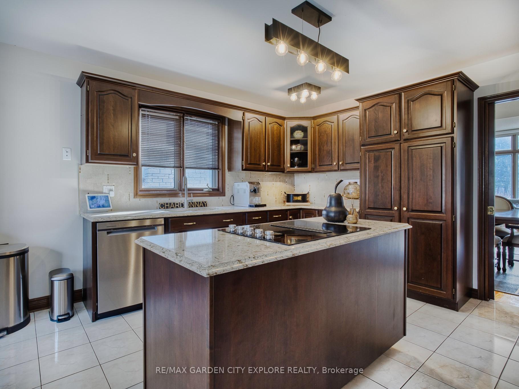 Photo 13 of 19 Southgate Circle, St. Catharines, Burleigh Hill — HOMEH