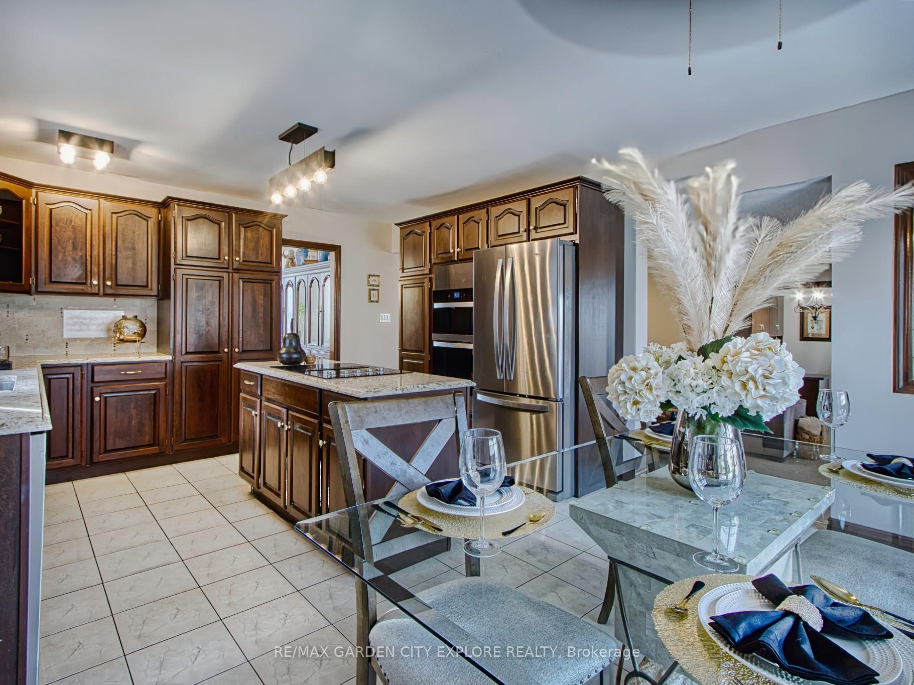 Photo 15 of 19 Southgate Circle, St. Catharines, Burleigh Hill — HOMEH