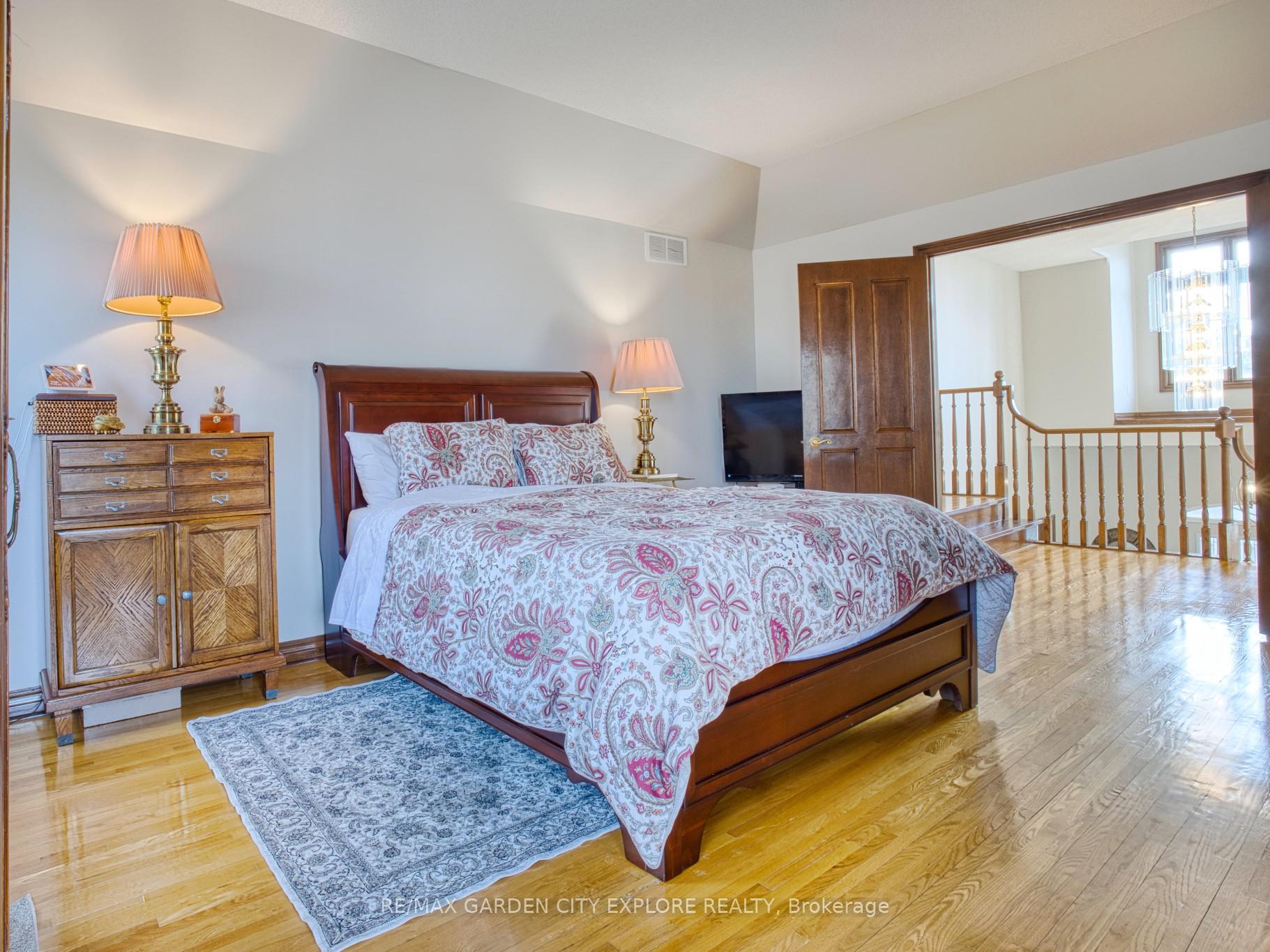 Photo 32 of 19 Southgate Circle, St. Catharines, Burleigh Hill — HOMEH