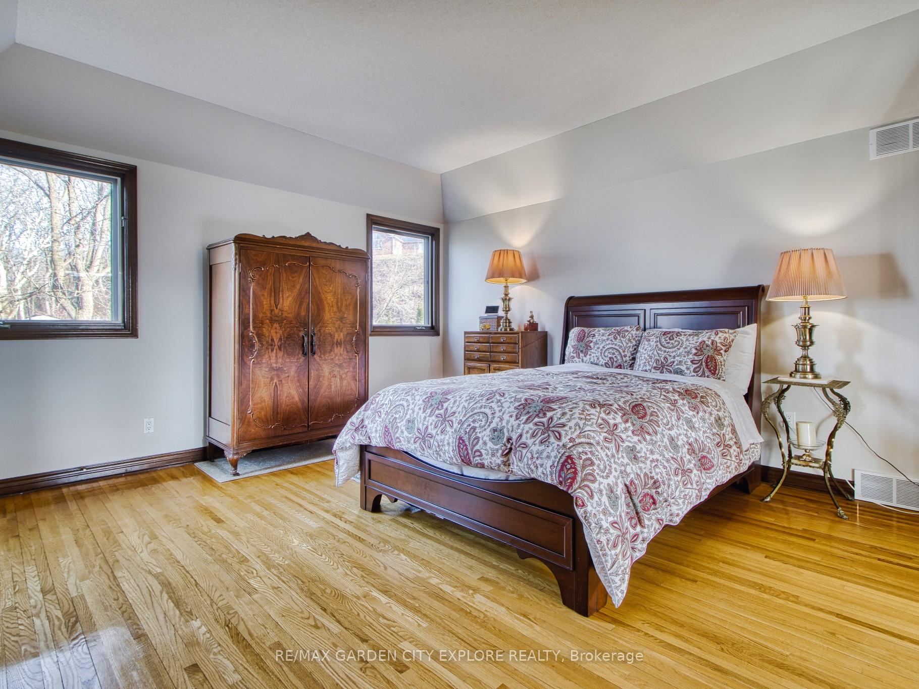 Photo 16 of 19 Southgate Circle, St. Catharines, Burleigh Hill — HOMEH