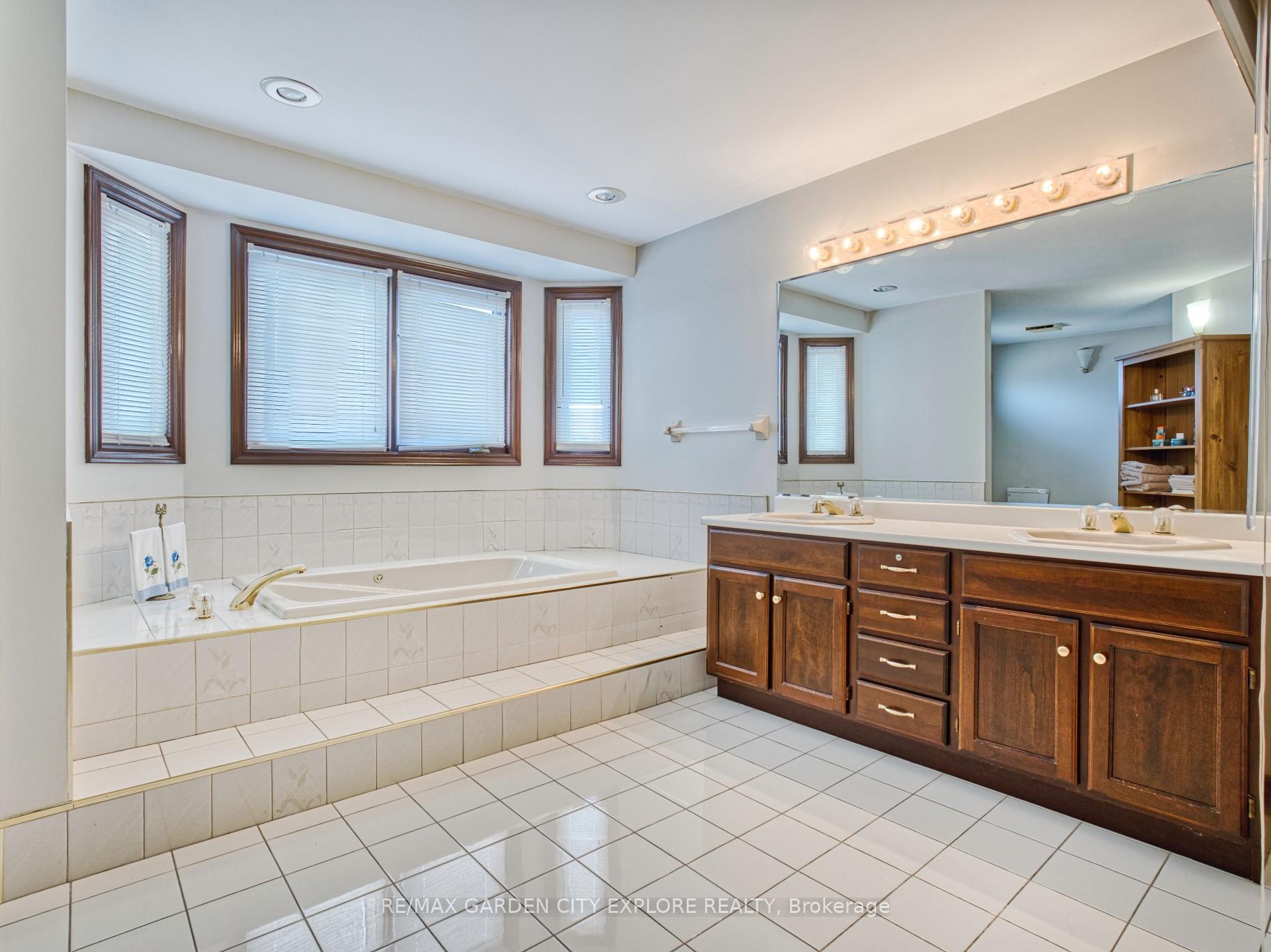 Photo 34 of 19 Southgate Circle, St. Catharines, Burleigh Hill — HOMEH