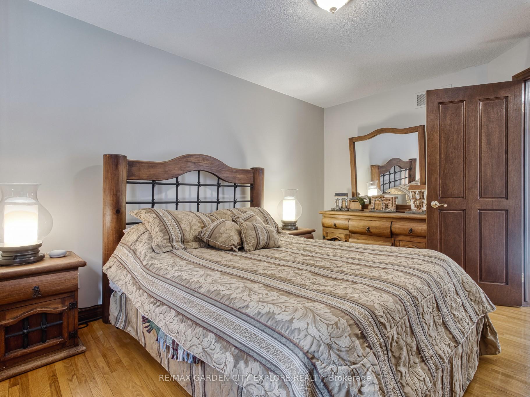 Photo 19 of 19 Southgate Circle, St. Catharines, Burleigh Hill — HOMEH
