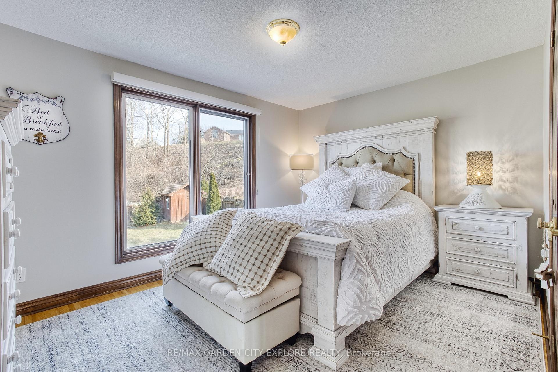 Photo 40 of 19 Southgate Circle, St. Catharines, Burleigh Hill — HOMEH