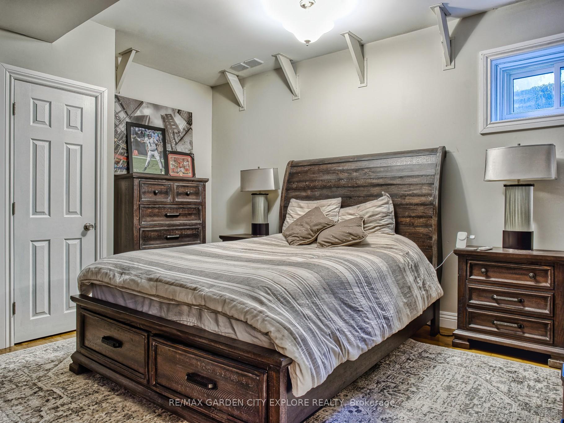 Photo 42 of 19 Southgate Circle, St. Catharines, Burleigh Hill — HOMEH