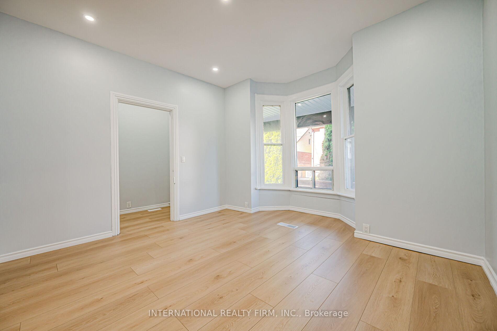 Photo 5 of 294 Emerald Street N, Hamilton, Landsdale — HOMEH