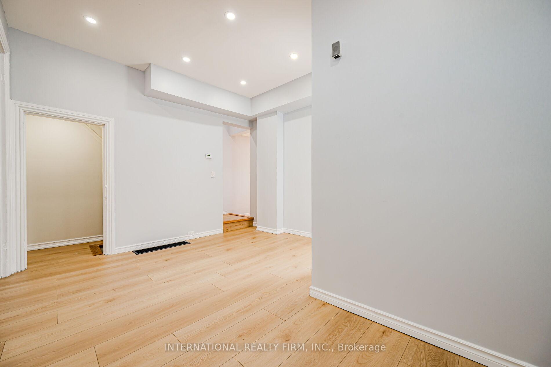 Photo 4 of 294 Emerald Street N, Hamilton, Landsdale — HOMEH