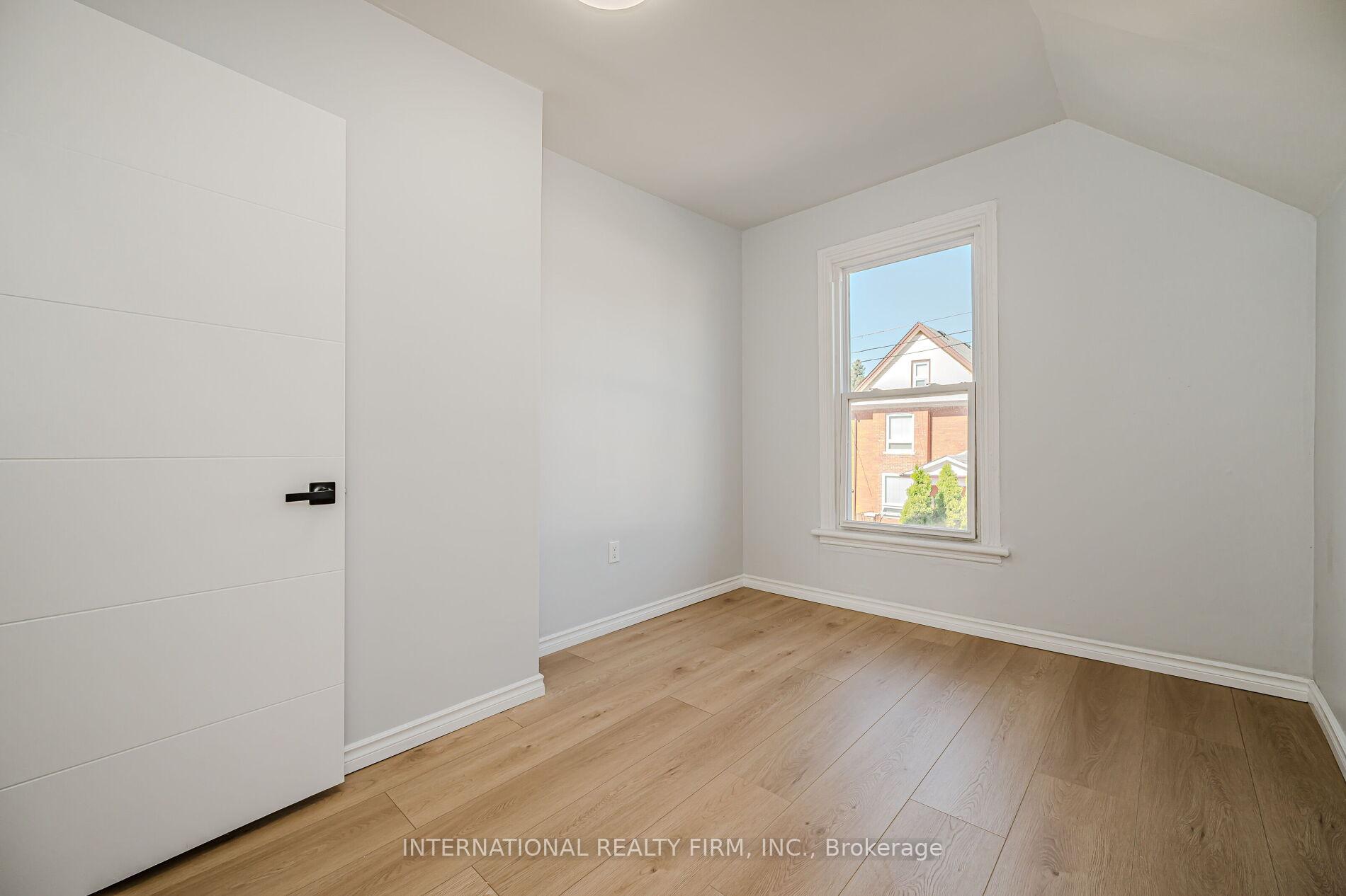 Photo 27 of 294 Emerald Street N, Hamilton, Landsdale — HOMEH