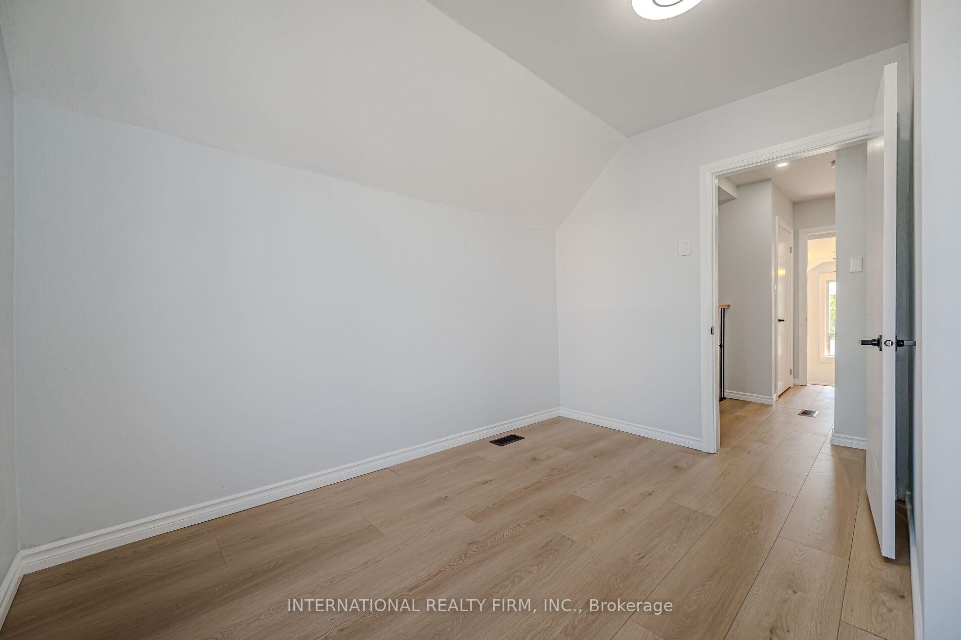 Photo 14 of 294 Emerald Street N, Hamilton, Landsdale — HOMEH