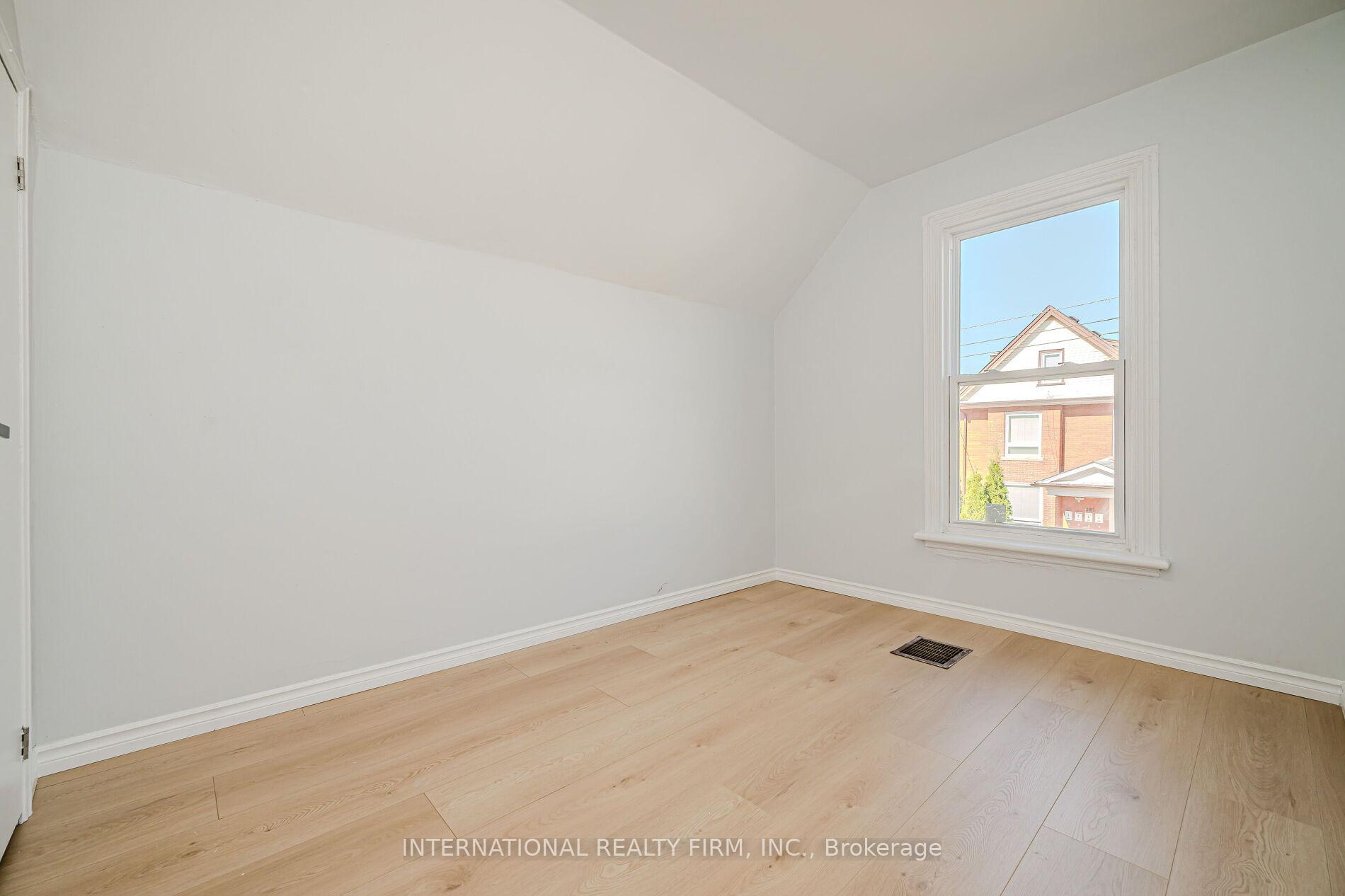 Photo 21 of 294 Emerald Street N, Hamilton, Landsdale — HOMEH