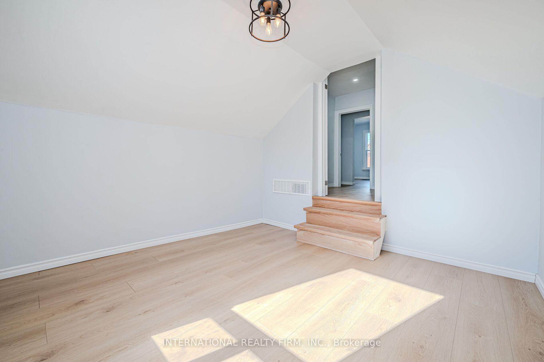 Photo 25 of 294 Emerald Street N, Hamilton, Landsdale — HOMEH