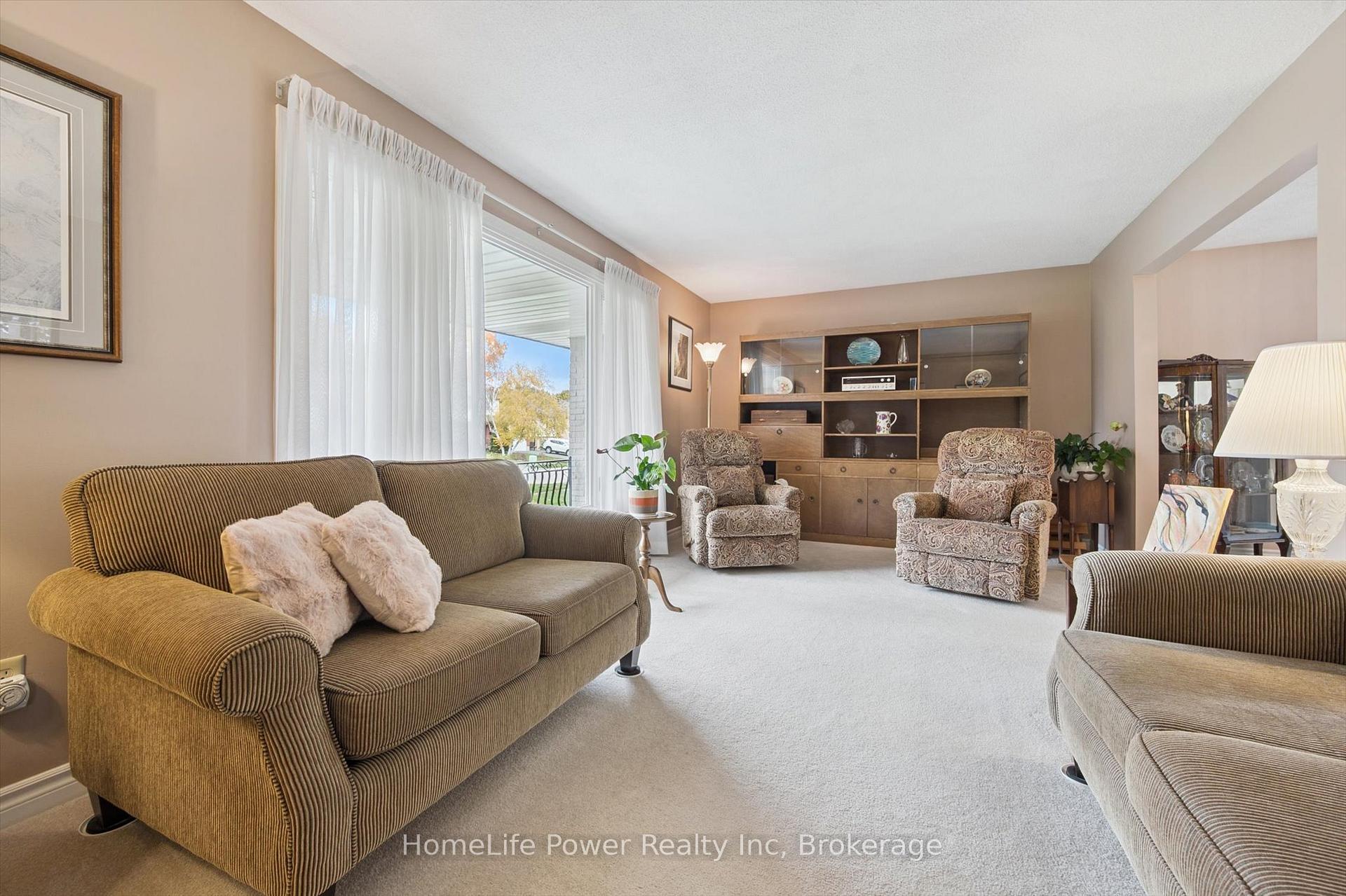 Photo 11 of 28 Matthew Drive, Guelph, Willow West/Sugarbush/West Acres — HOMEH