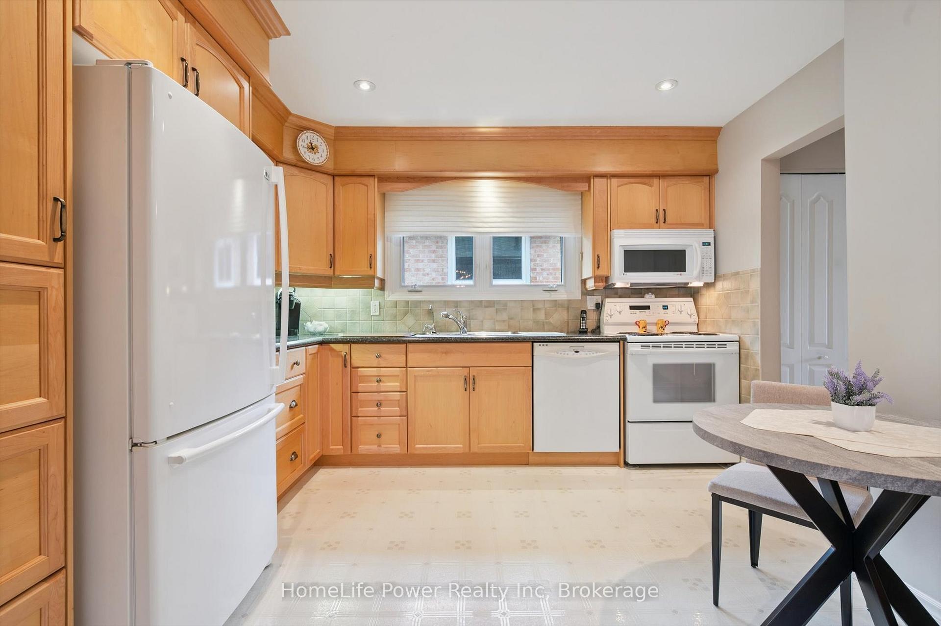 Photo 16 of 28 Matthew Drive, Guelph, Willow West/Sugarbush/West Acres — HOMEH