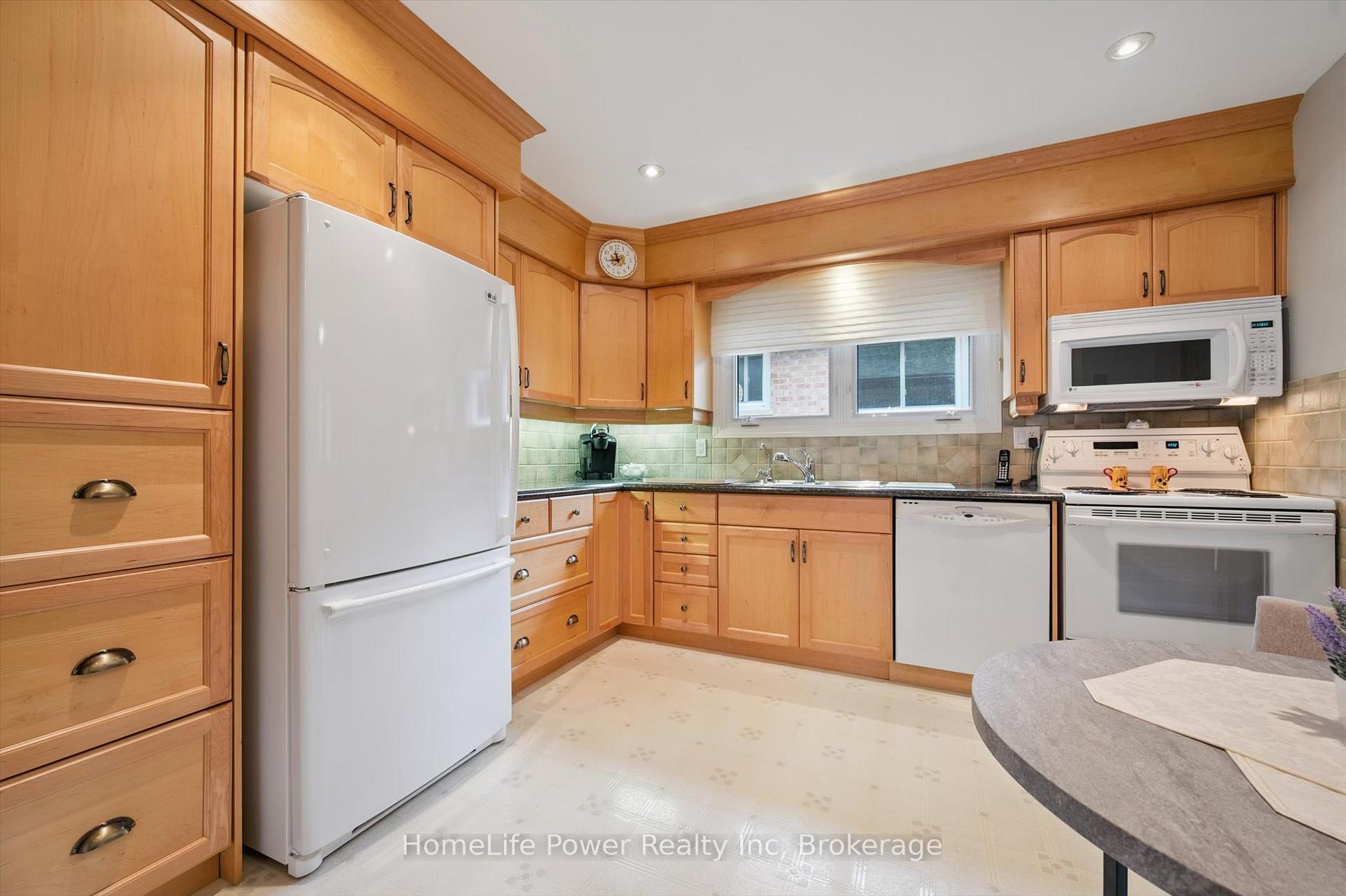 Photo 17 of 28 Matthew Drive, Guelph, Willow West/Sugarbush/West Acres — HOMEH