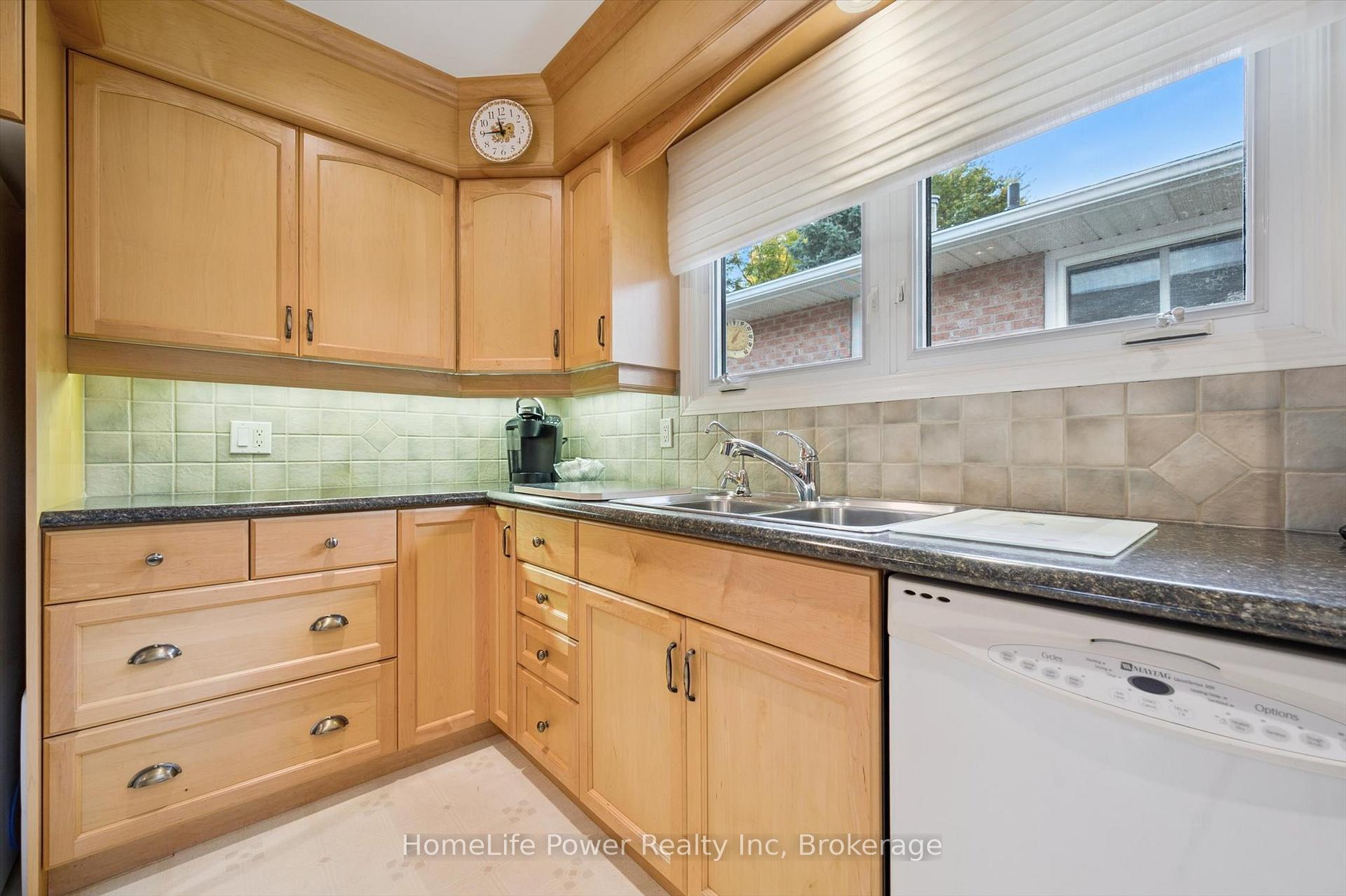 Photo 19 of 28 Matthew Drive, Guelph, Willow West/Sugarbush/West Acres — HOMEH