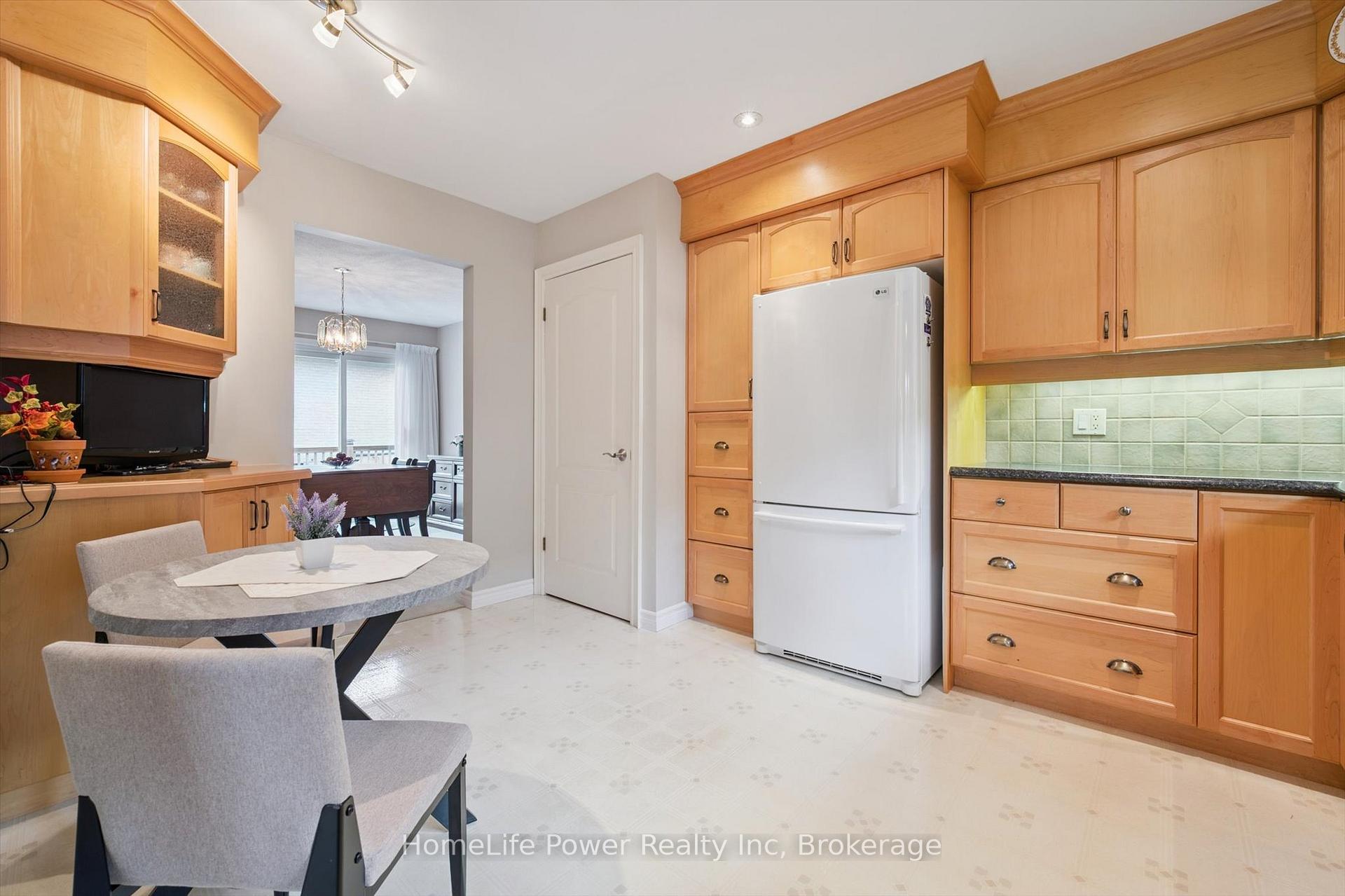 Photo 20 of 28 Matthew Drive, Guelph, Willow West/Sugarbush/West Acres — HOMEH