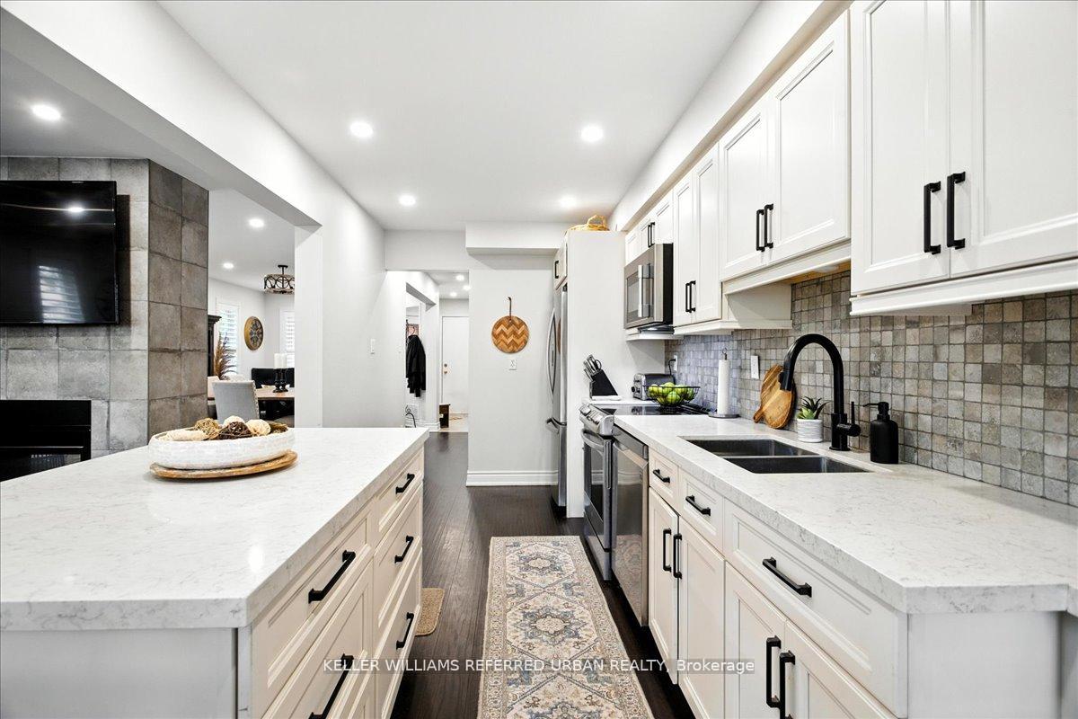 Photo 11 of 373 Pinnacle Trail, Aurora, Bayview Wellington — HOMEH