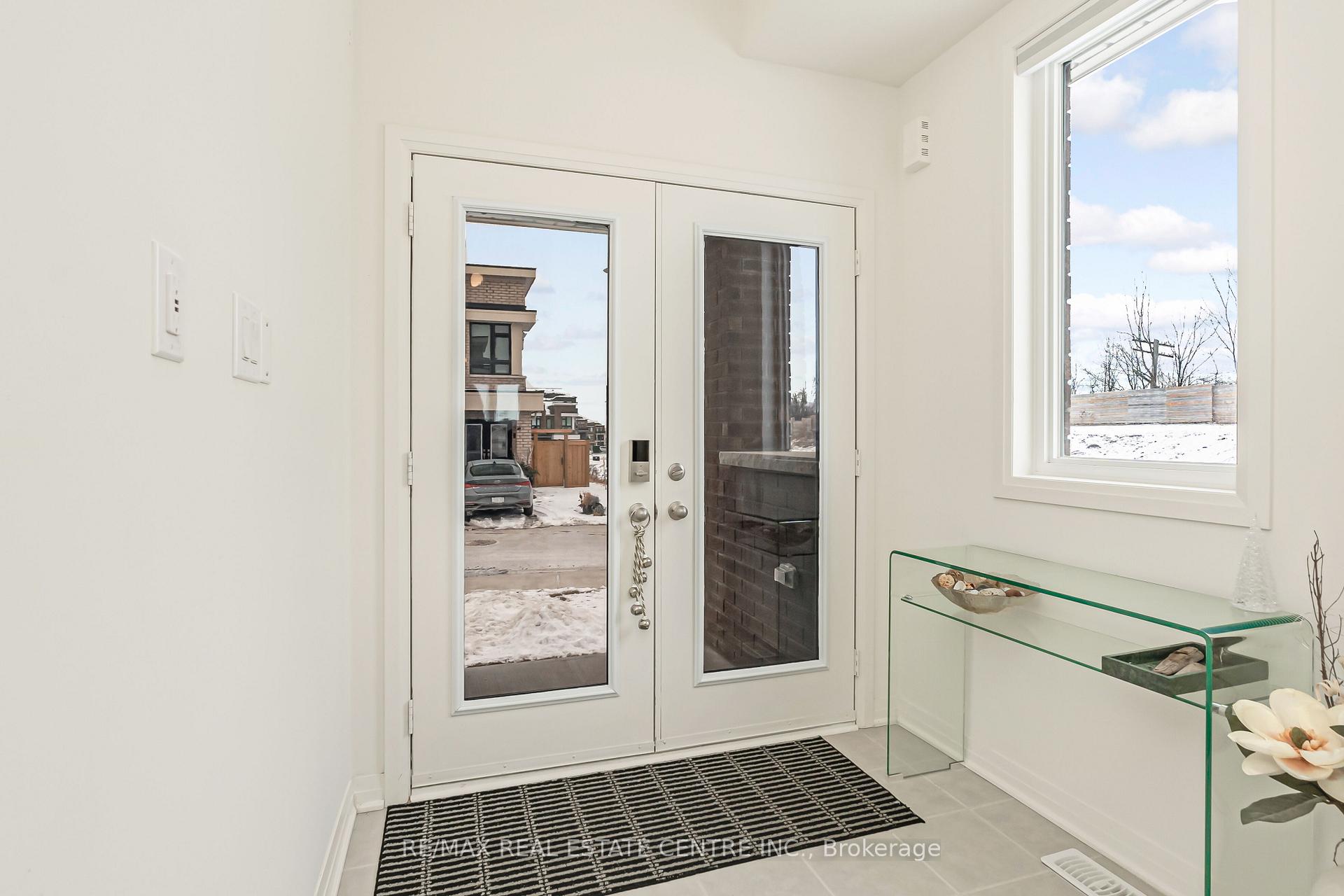 Photo 3 of 47 Caspian Square, Clarington, Bowmanville — HOMEH
