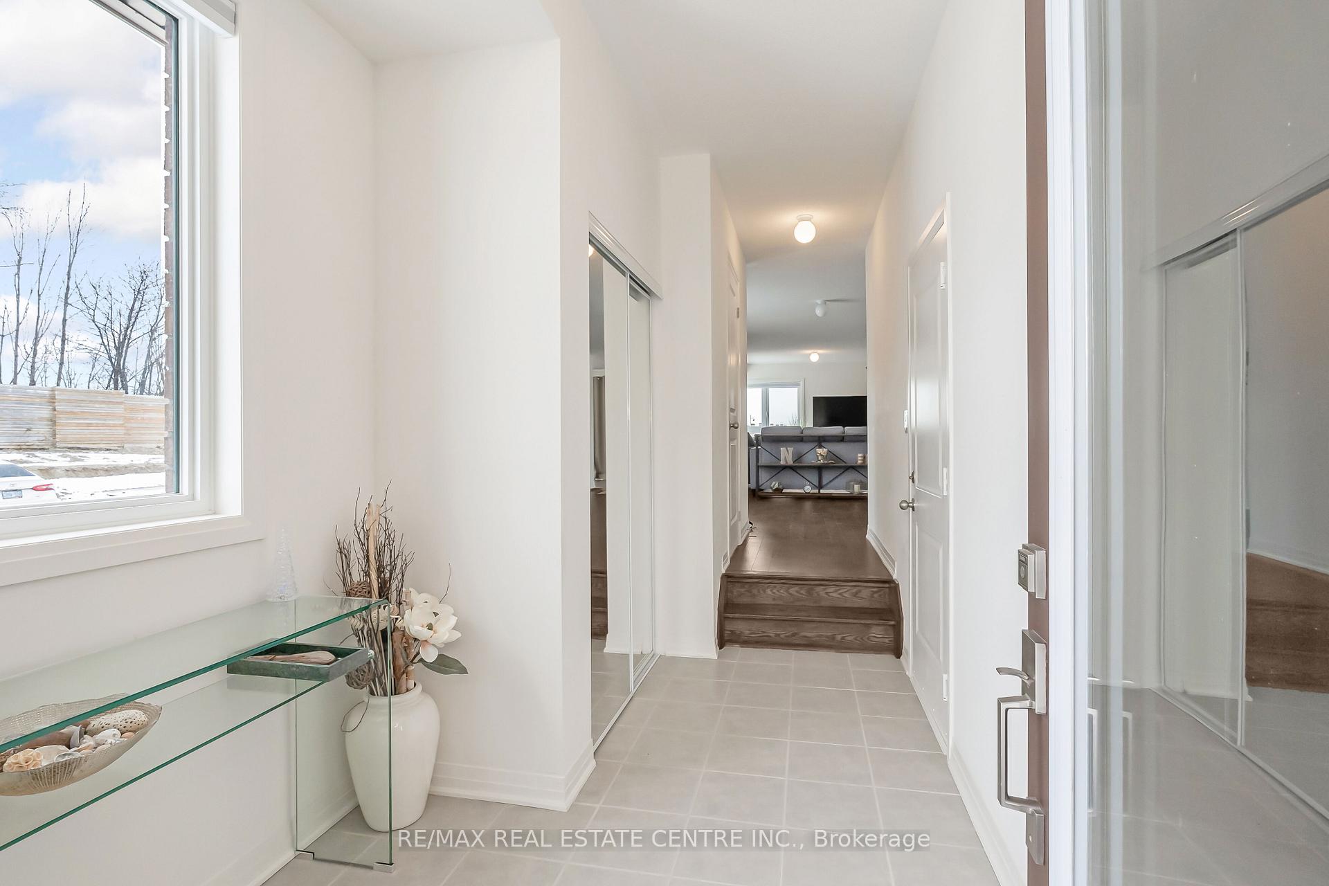 Photo 2 of 47 Caspian Square, Clarington, Bowmanville — HOMEH