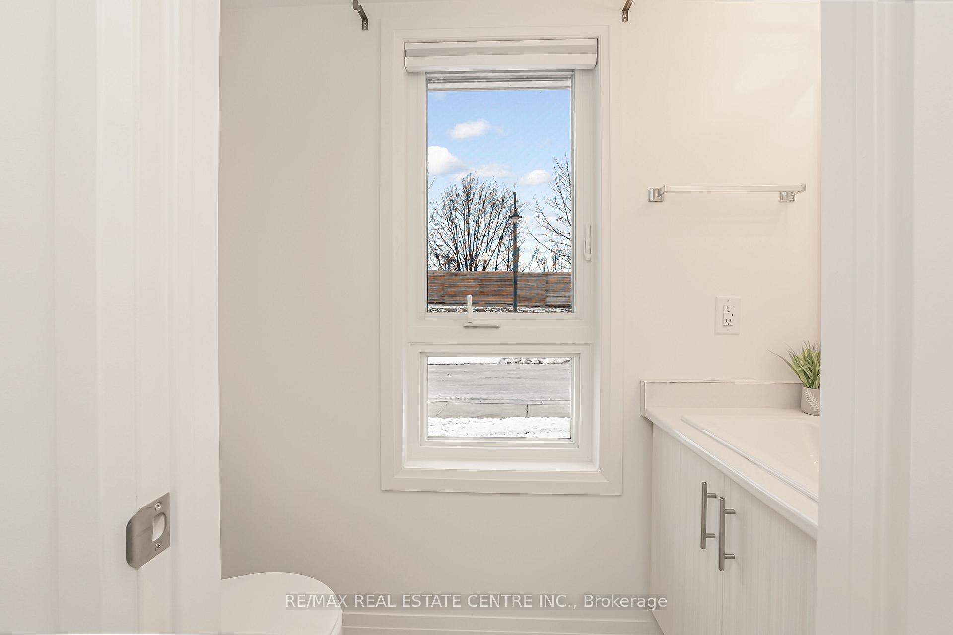 Photo 4 of 47 Caspian Square, Clarington, Bowmanville — HOMEH