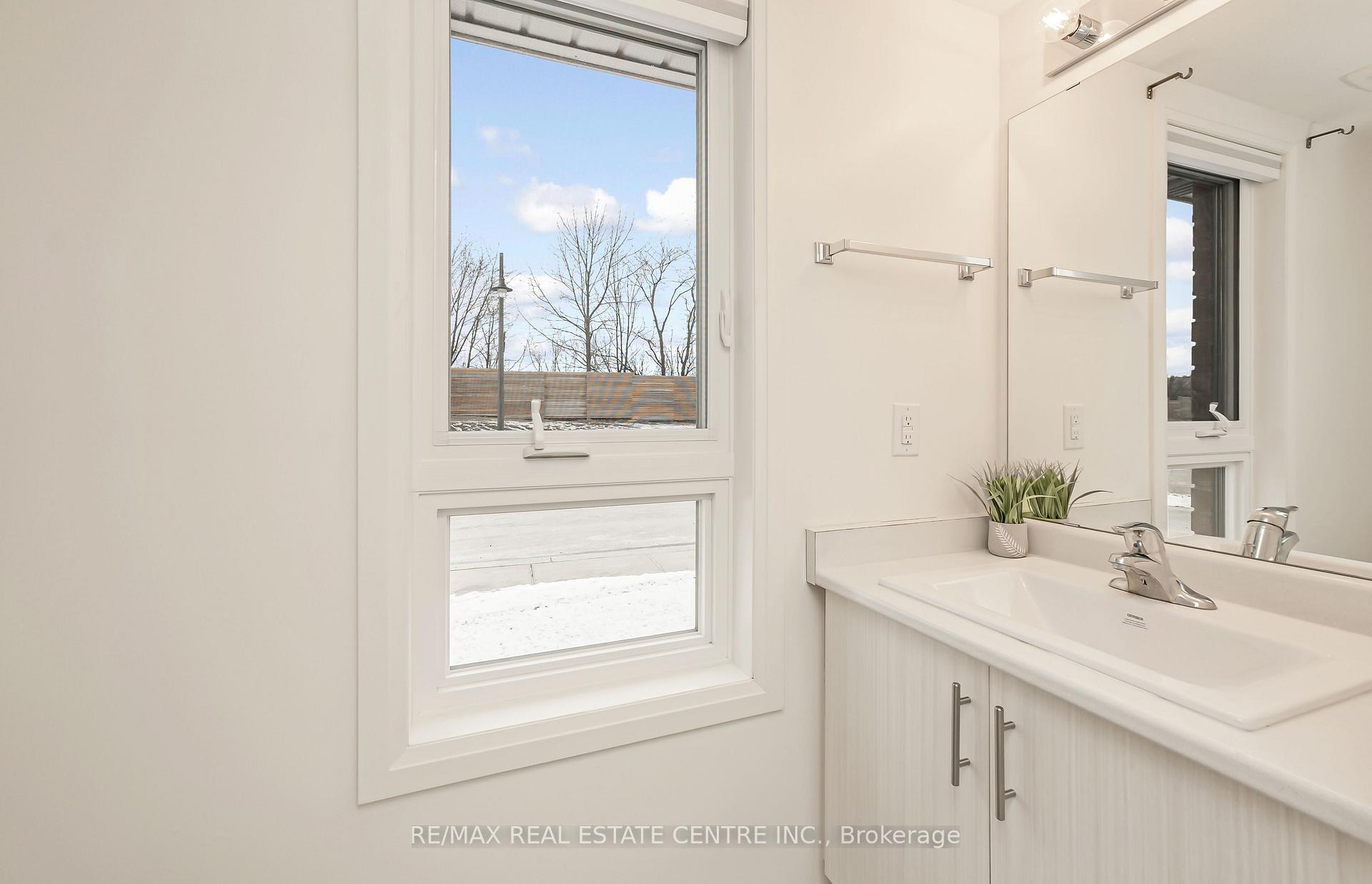 Photo 5 of 47 Caspian Square, Clarington, Bowmanville — HOMEH