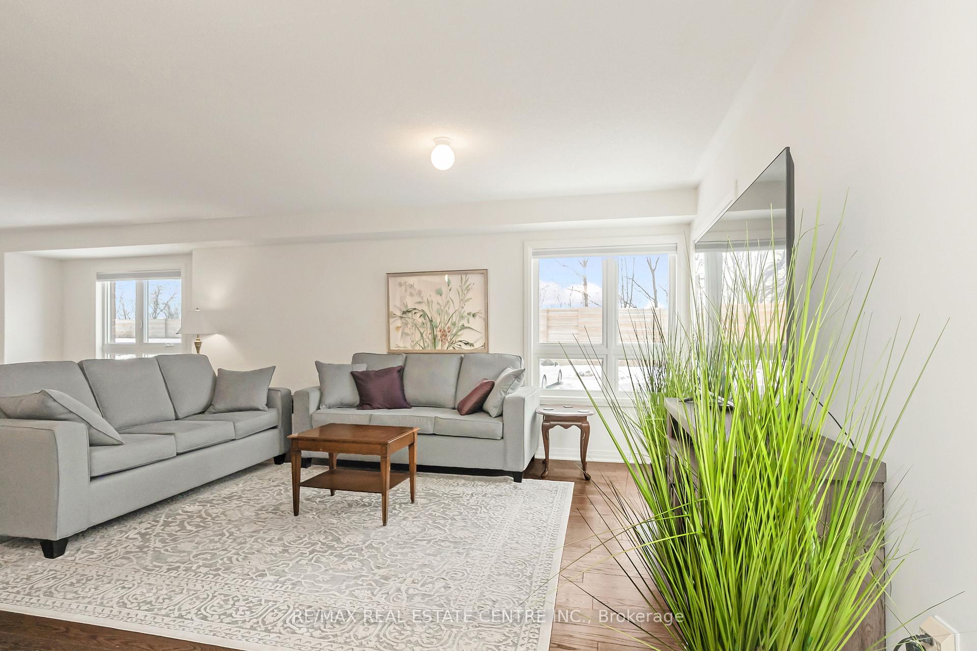 Photo 17 of 47 Caspian Square, Clarington, Bowmanville — HOMEH
