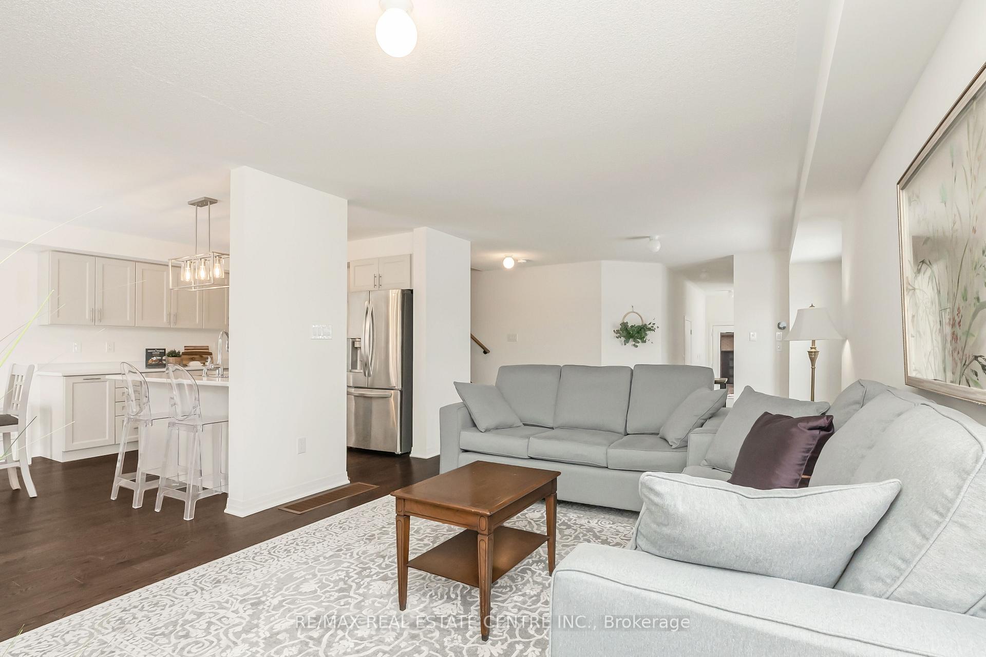 Photo 11 of 47 Caspian Square, Clarington, Bowmanville — HOMEH
