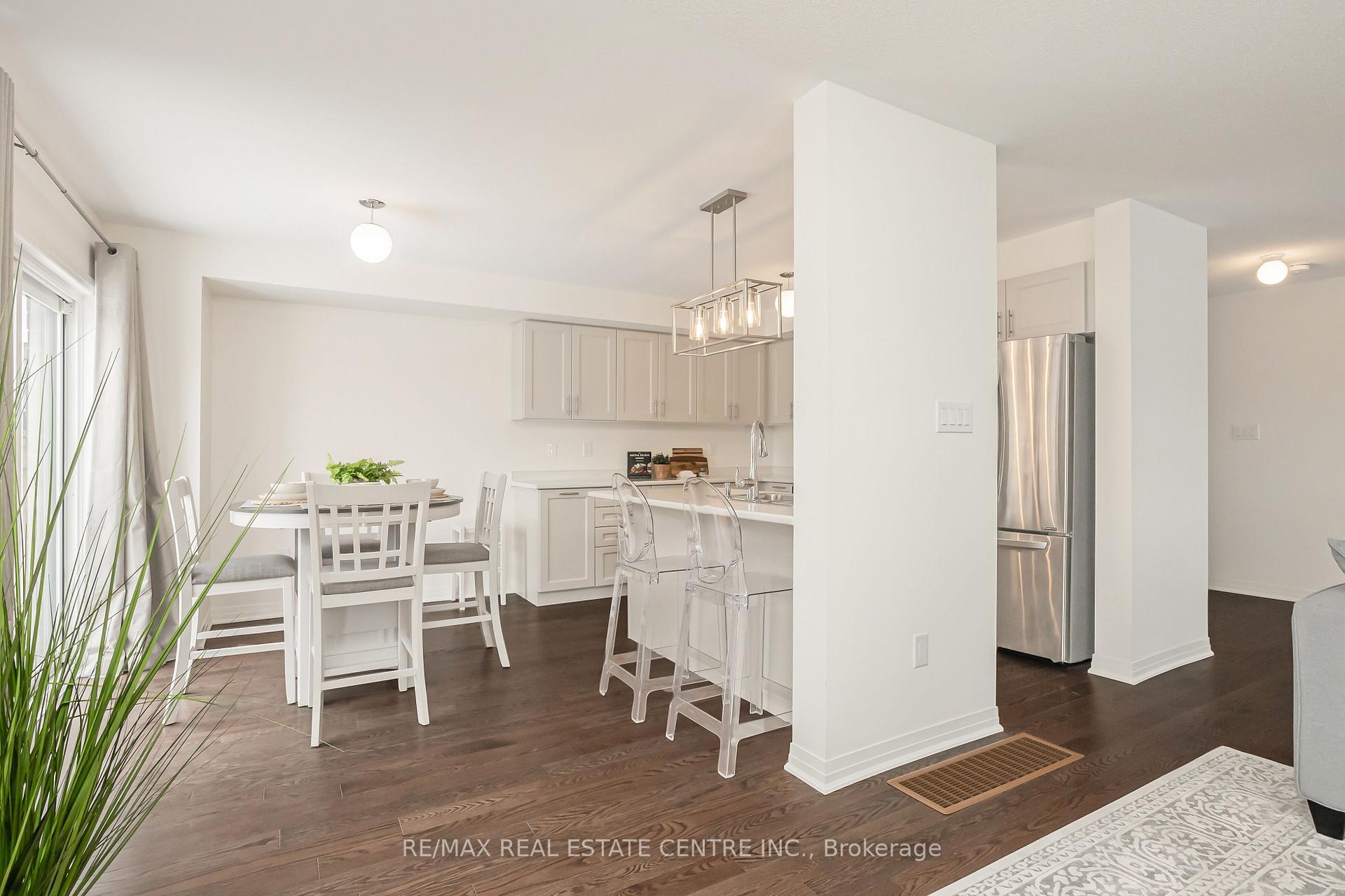 Photo 10 of 47 Caspian Square, Clarington, Bowmanville — HOMEH