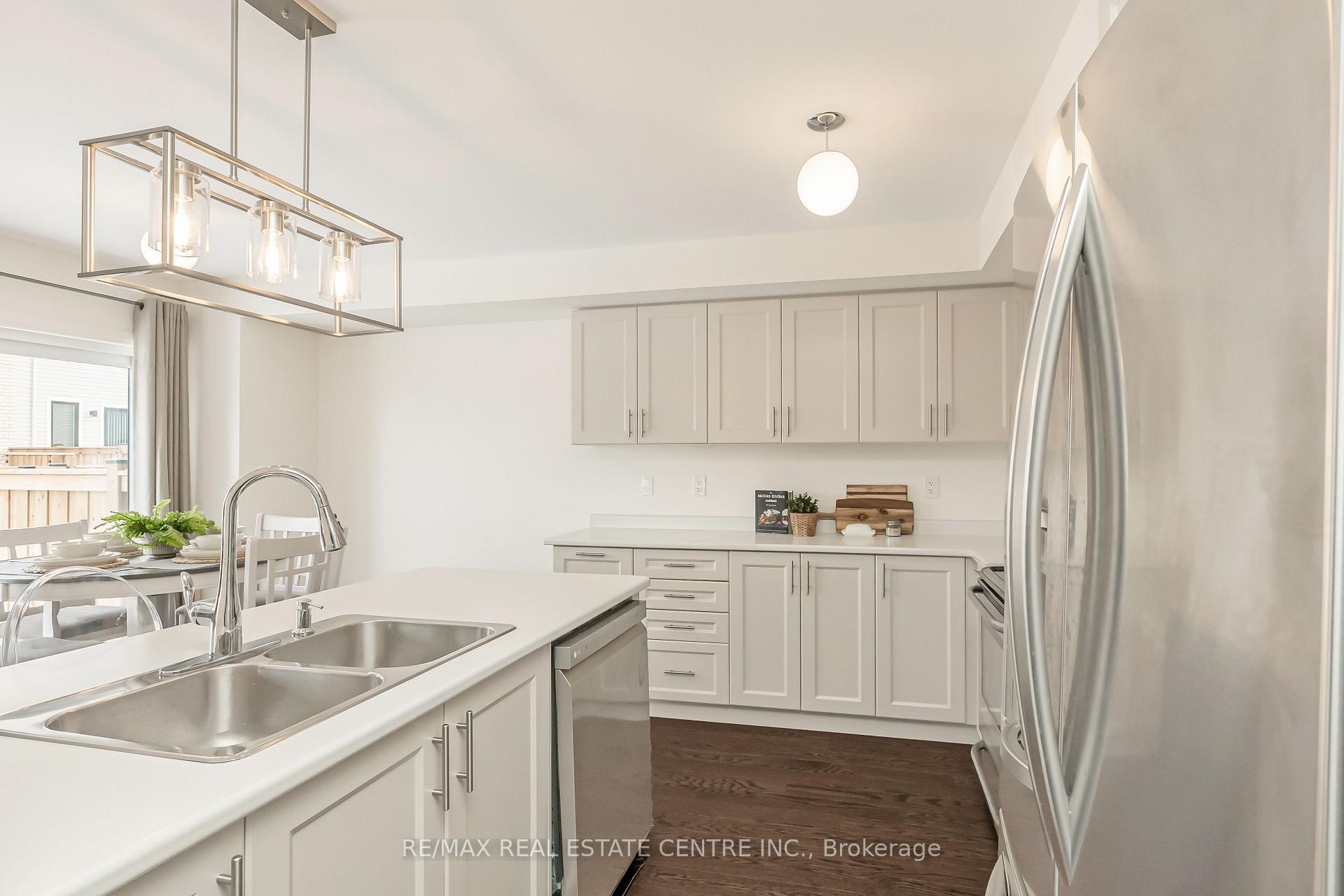 Photo 15 of 47 Caspian Square, Clarington, Bowmanville — HOMEH