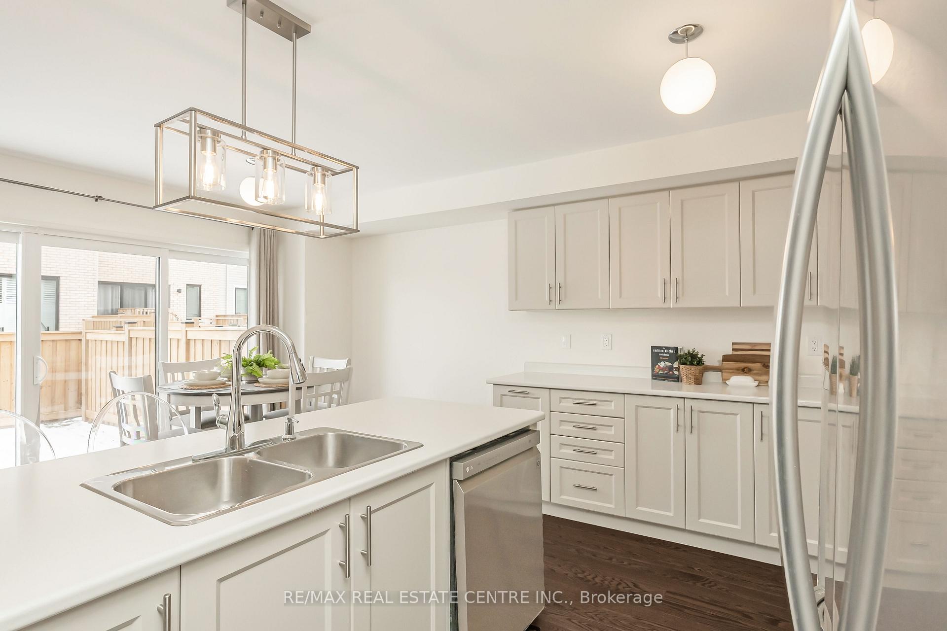 Photo 7 of 47 Caspian Square, Clarington, Bowmanville — HOMEH